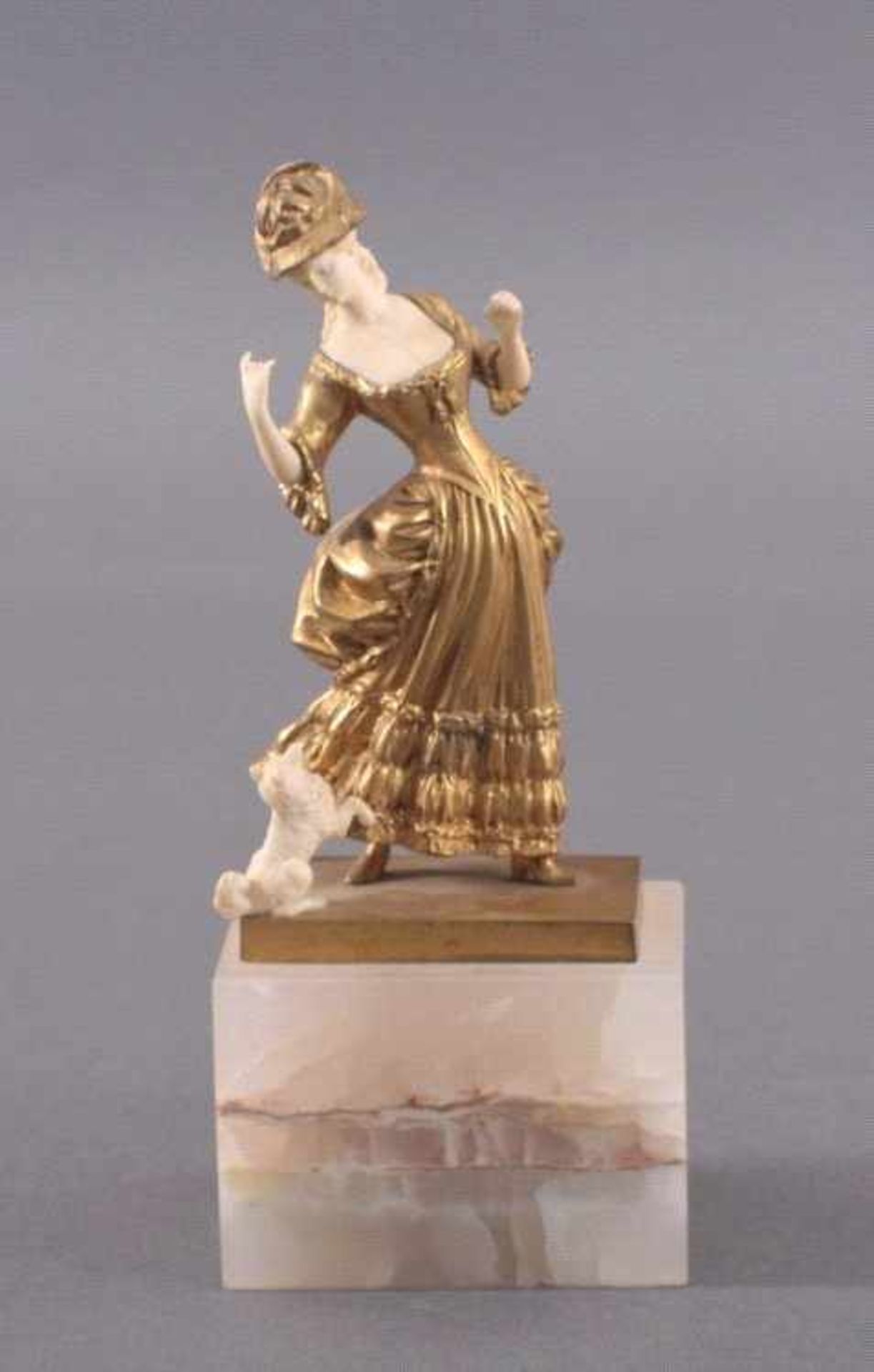 Ernst Seger Neurode/Schlesien 1868 - 1939 BerlinElfenbein-Bronze-Jugendstilfigur, Galante Dame mit