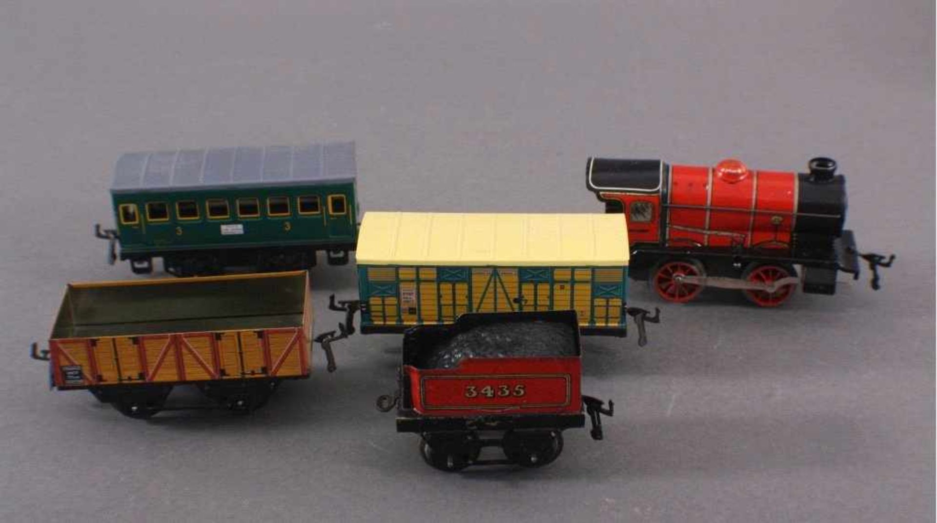 Hornby, Lok (alt), rot mit Tender + 3 Wagen, Spur 0Die drei Wagen sind neu, Tender mit der