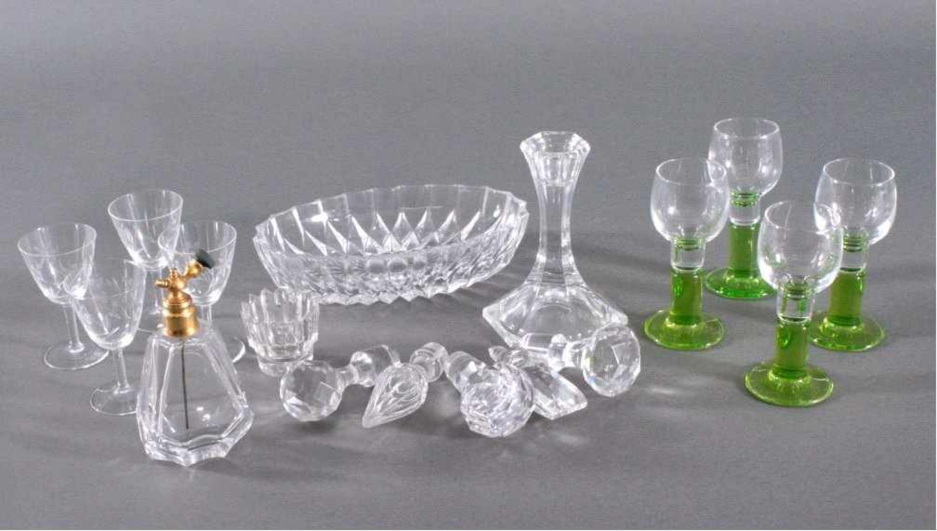 Konvolut Glas16-teilig. 4 kleine Aperitifgläser, Klarglas mit grünen Fussca. H- 11,5 cm, 4 kleine