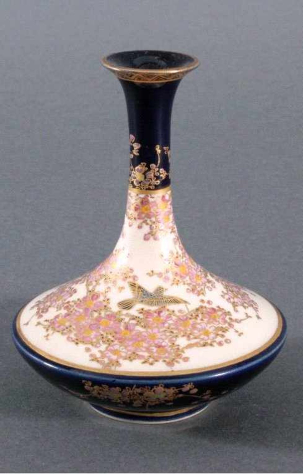 Japanische Vase, Kinkozan, um 1900Steingut, kobaltblauer Fond, reicher Dekor imGoldbrokatstil, - Bild 2 aus 3