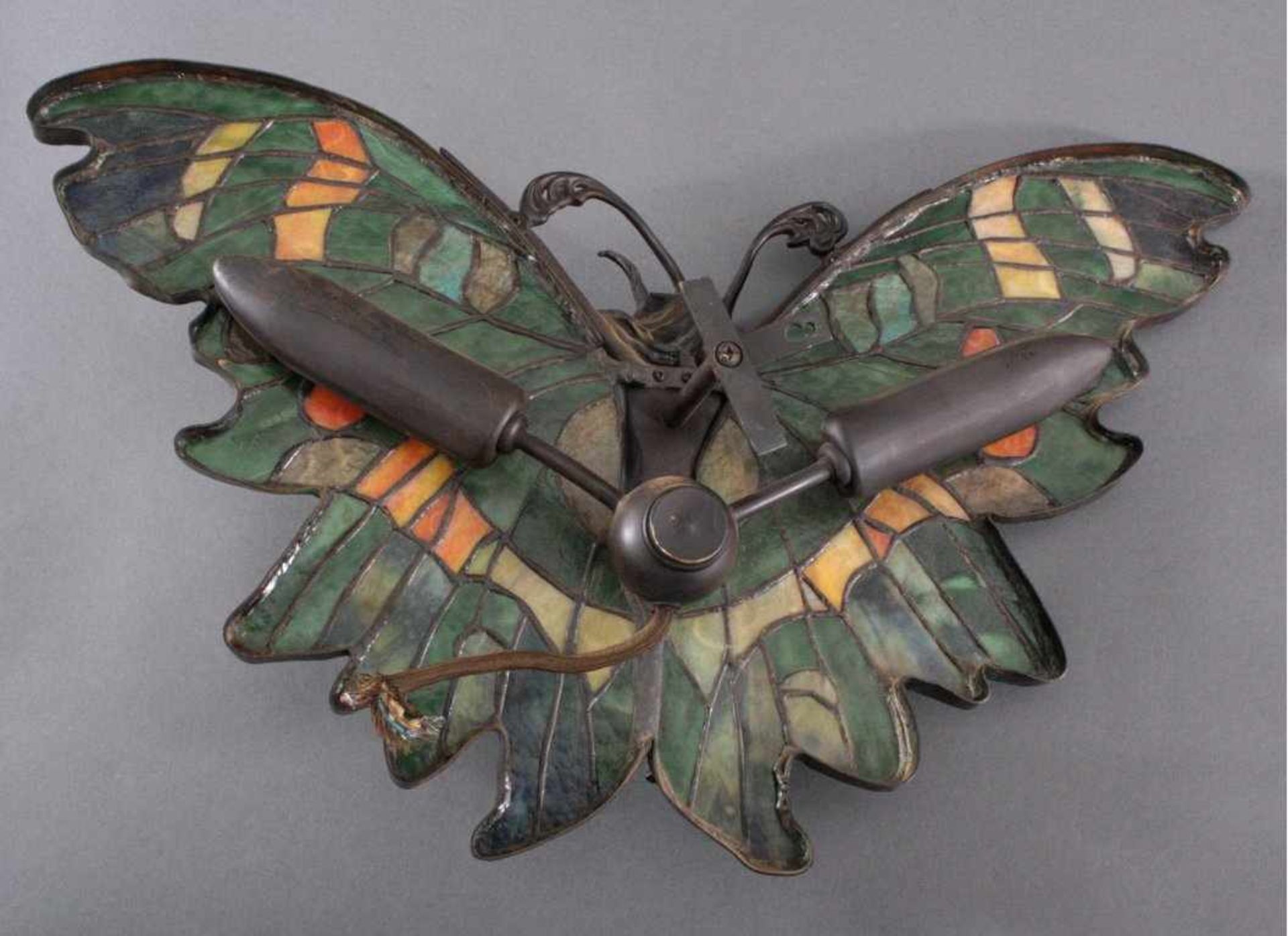 Figürliche Jugendstil-Wandlampe, 20. Jh.Tifanny-Stil, Schmetterlingsform mit Bronzefigur eines - Bild 2 aus 2