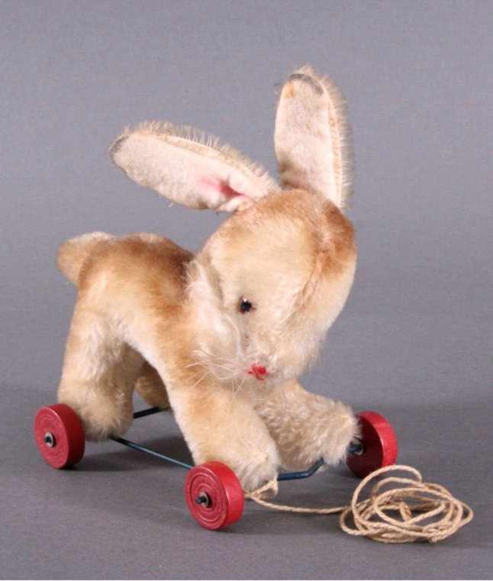 Alter Hase auf Rollenwohl Steiff, ohne Knopf, ca. H-18 cm, L-19 cm, guter Zustand