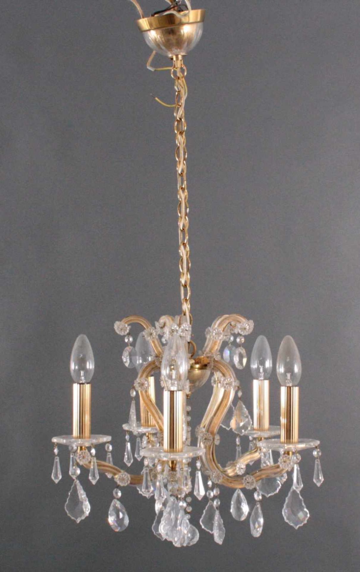 Kristallleuchter5-flammig, facettierter Tropfenbehang, ca. H- 77 cm mitKette, D- 38 cm