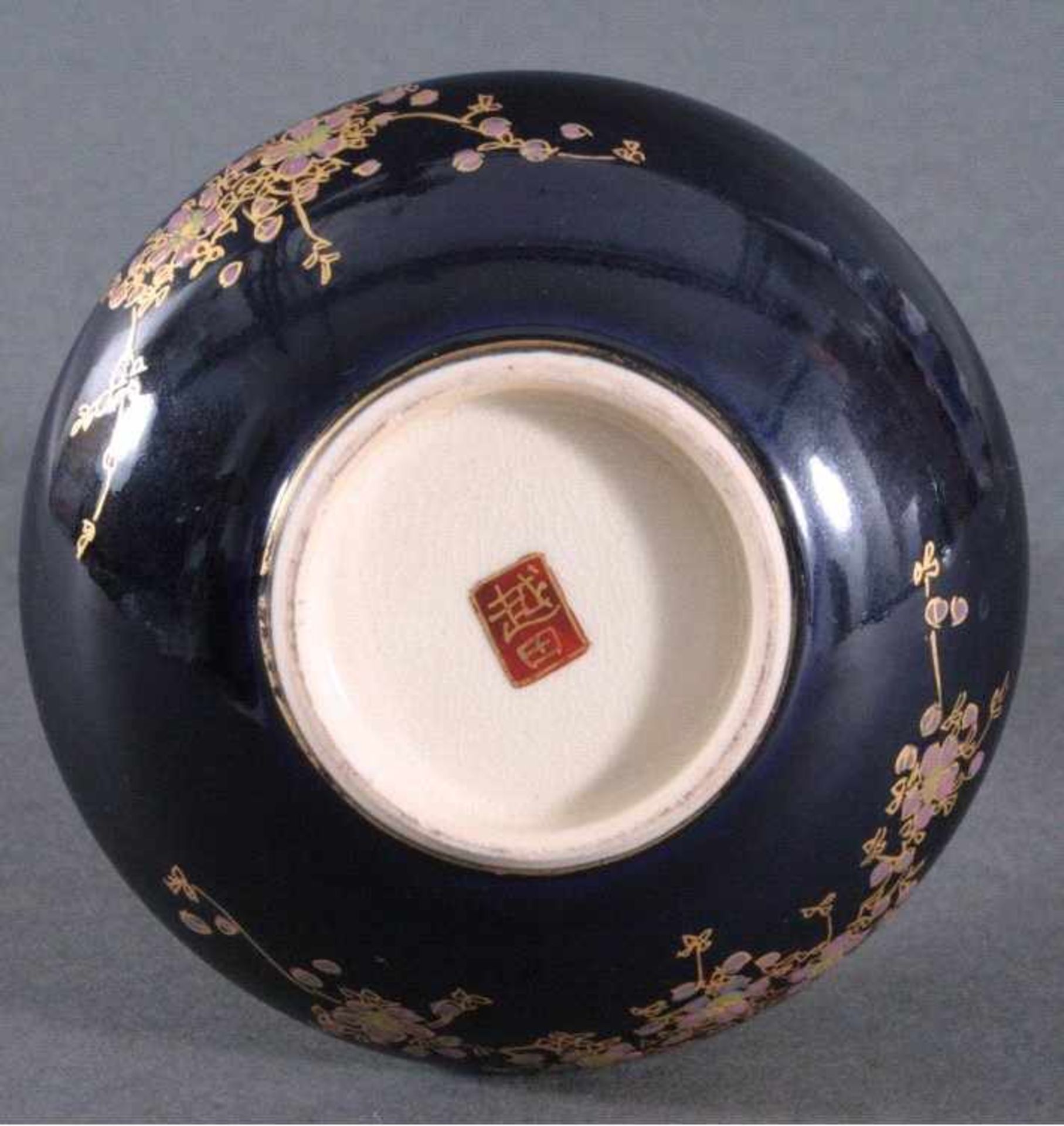 Japanische Vase, Kinkozan, um 1900Steingut, kobaltblauer Fond, reicher Dekor imGoldbrokatstil, - Bild 3 aus 3