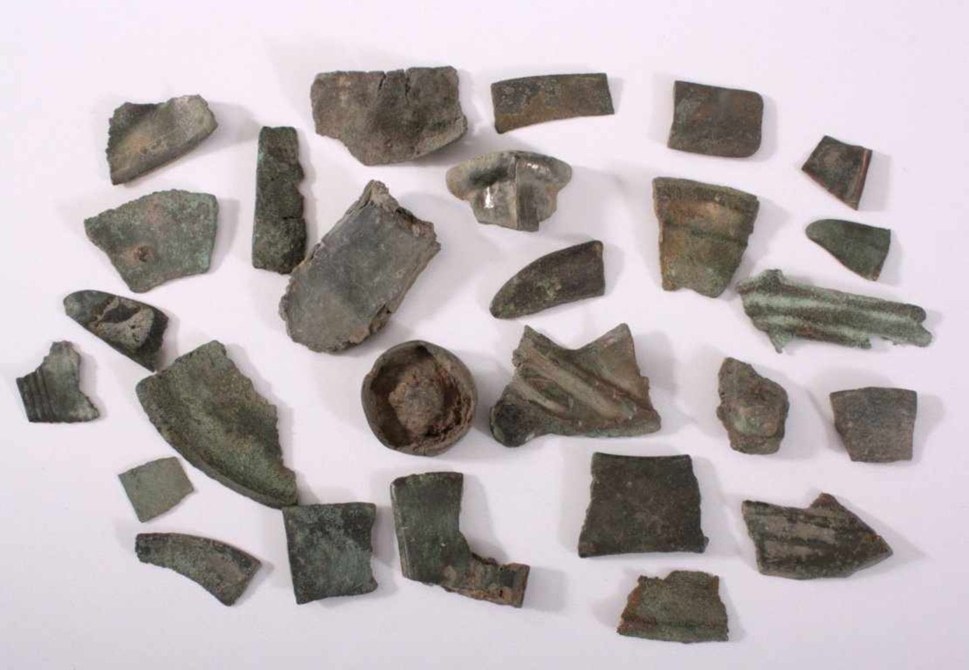 25 Bronzeteileu.a. Teile von Sicheln, Messer, Beilen, ..., aus alterSammlung