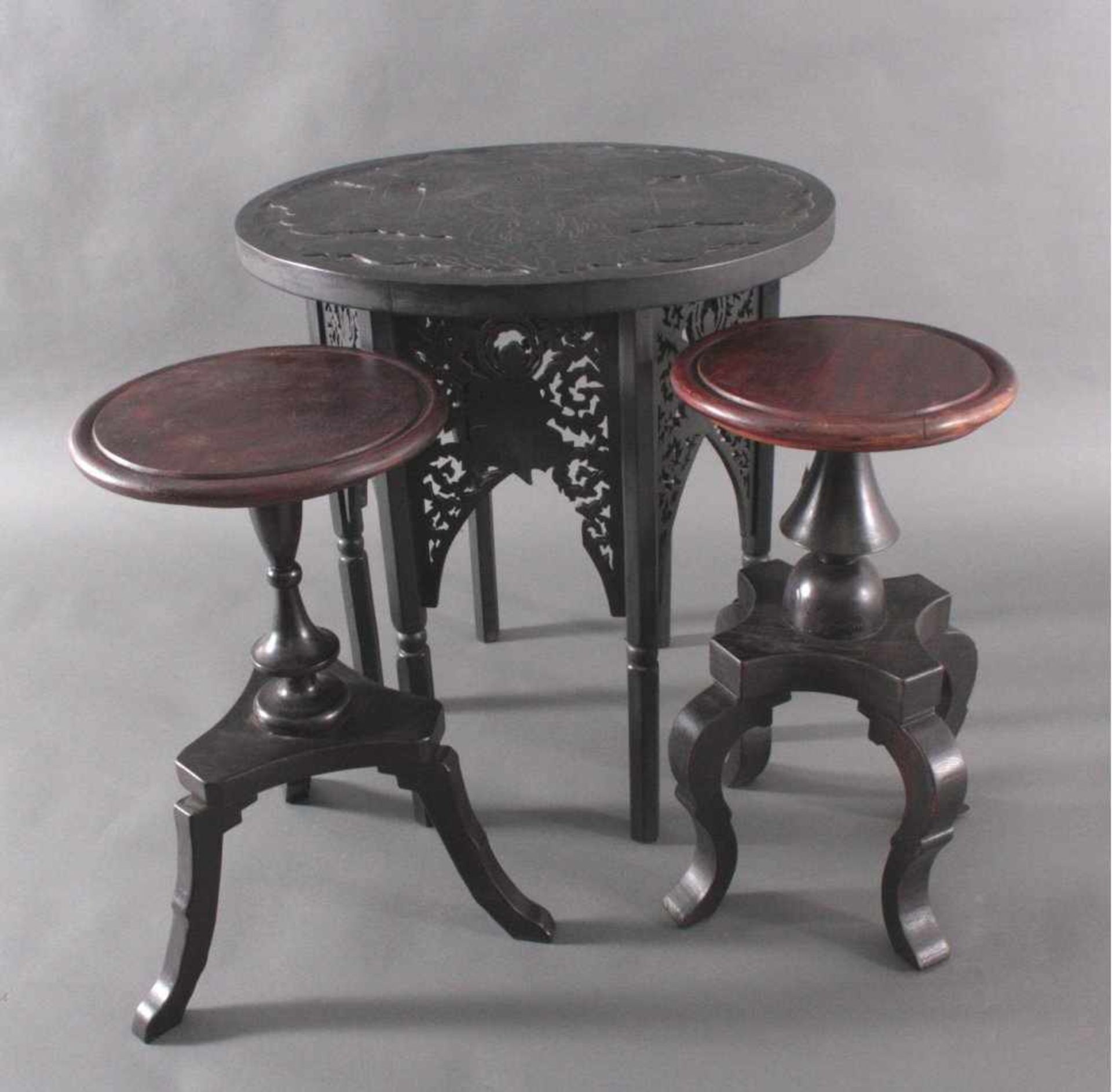 Kleiner Beistelltisch mit 2 Stühlen, ChinaMassiv, dunkles Holz, Runde Platte mitgeschnitztem