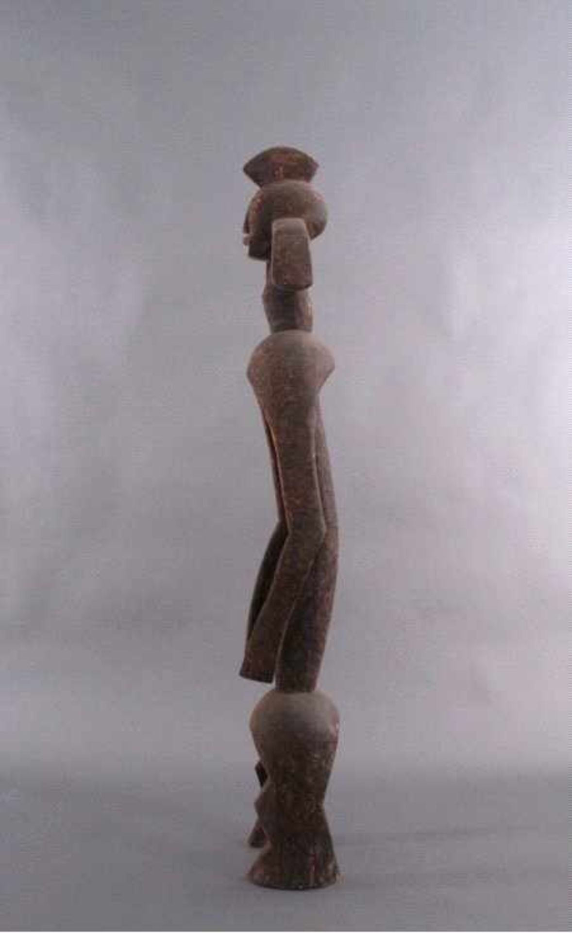 Große Figur der Mumuye, Nordoste Nigeria, 1. Hälfte 20. Jh.Große Figur mit dunkler Patina, - Bild 2 aus 2