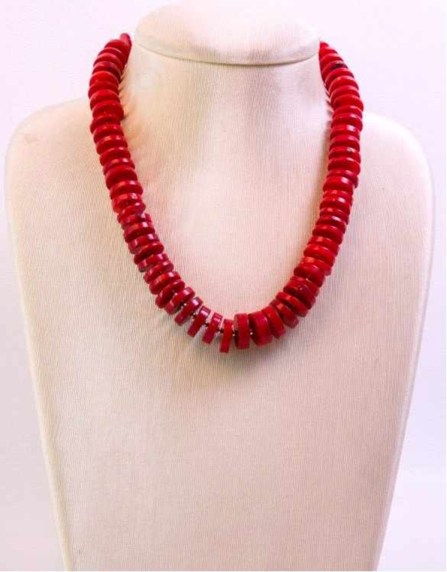 Halskette rote KoralleAus 76 Scheiben (ca D. 1,5 cm) zusammengesetzt, Schließe undGlieder aus