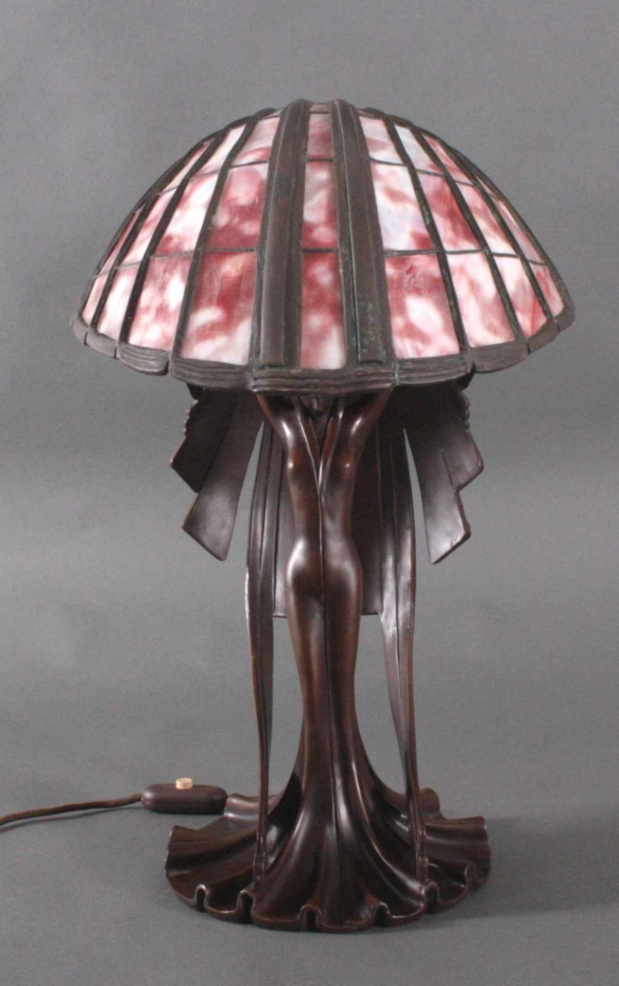 Peter Behrens 1868-1940Figürliche Tischleuchte, Entwurf 1898, Lampenfuß auspatinierter Bronze, in - Bild 3 aus 7