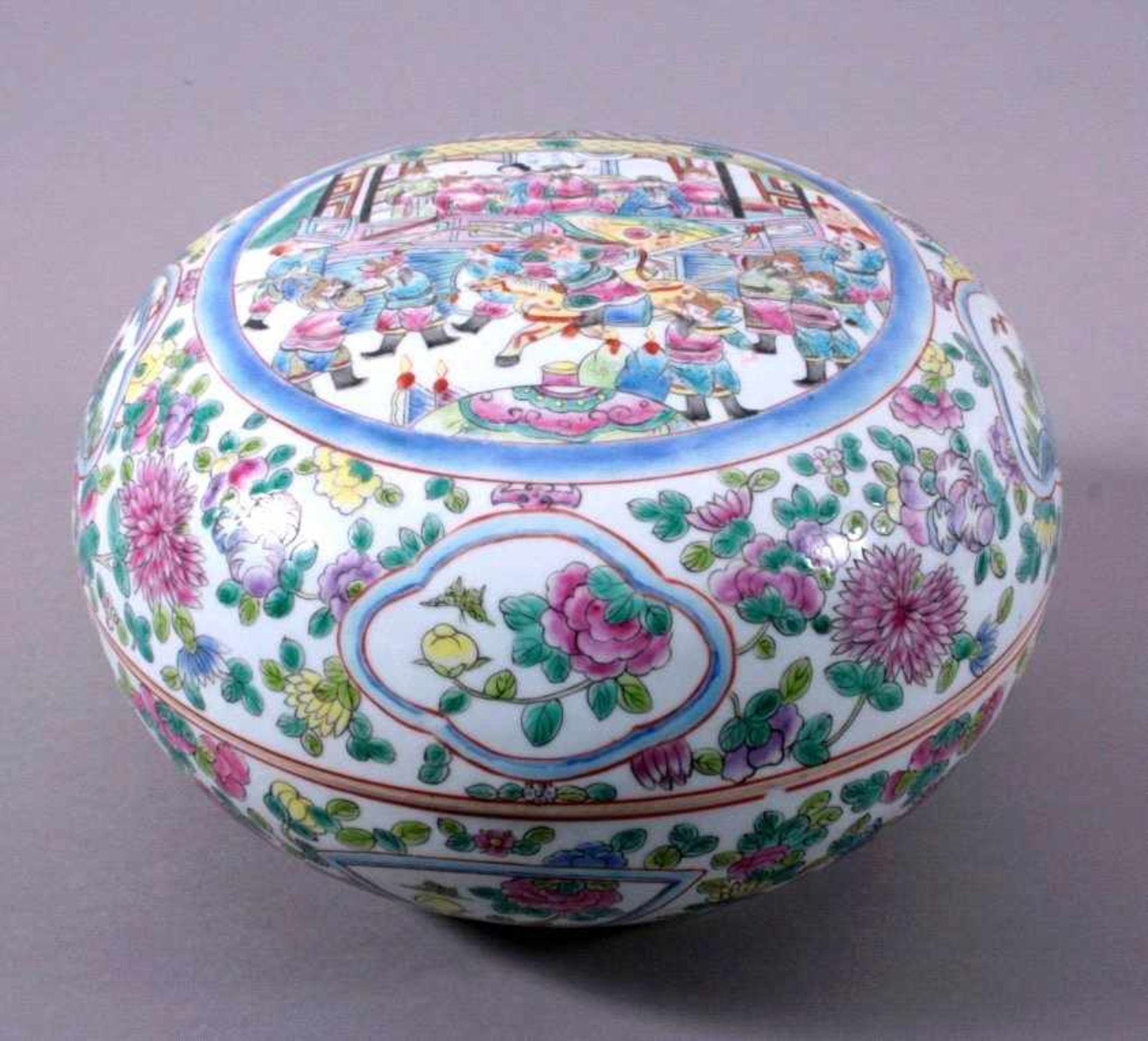 Deckelgefäß, China um 1900Weißporzellan mit 6 Feldermarke, polychrome Bemalung, Deckelmit