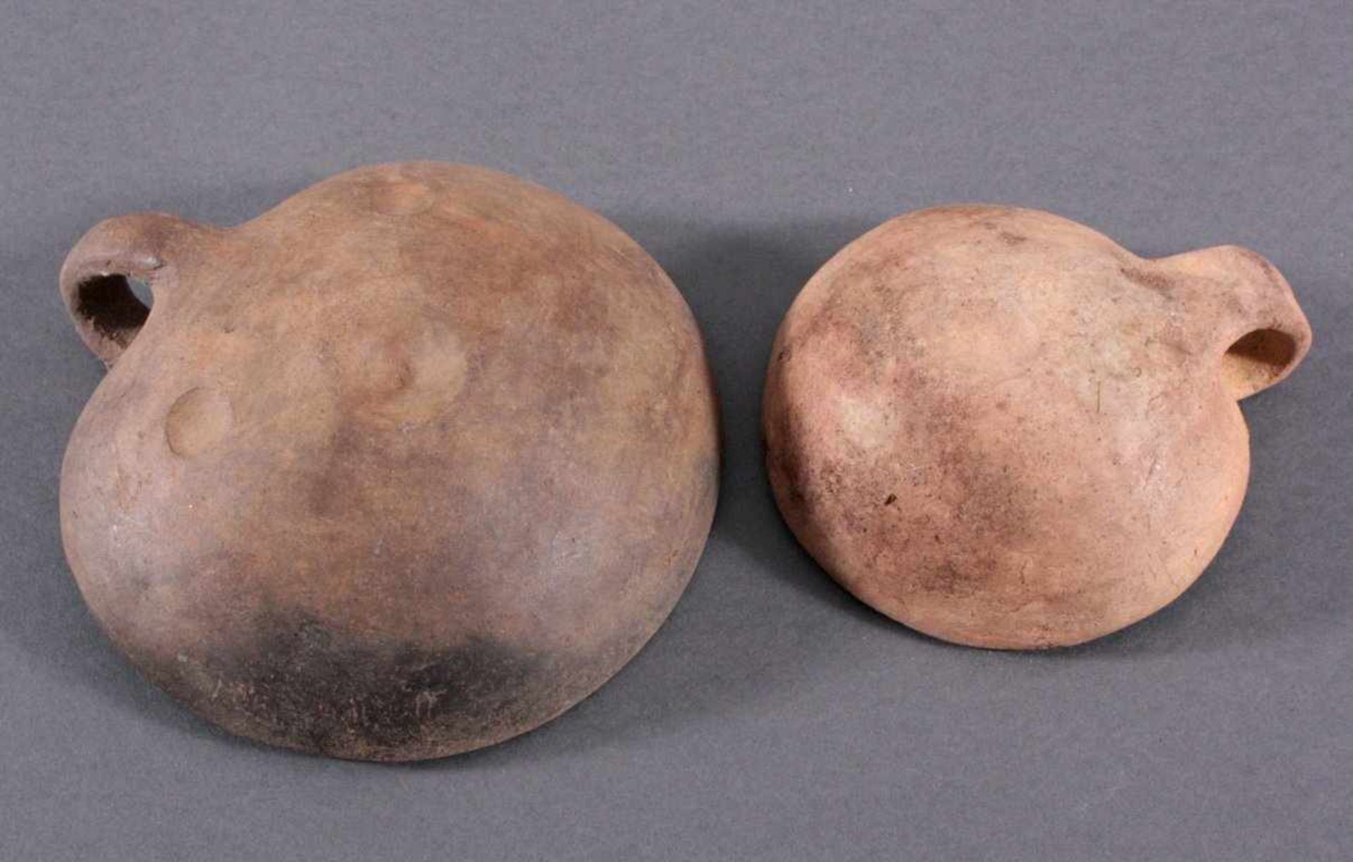 Gefäß der Lausitzer Kultur (900-500 v. Chr.)2 Omphalosschalen.1x aus glattem hellbraunen Ton, ca. - Bild 2 aus 2