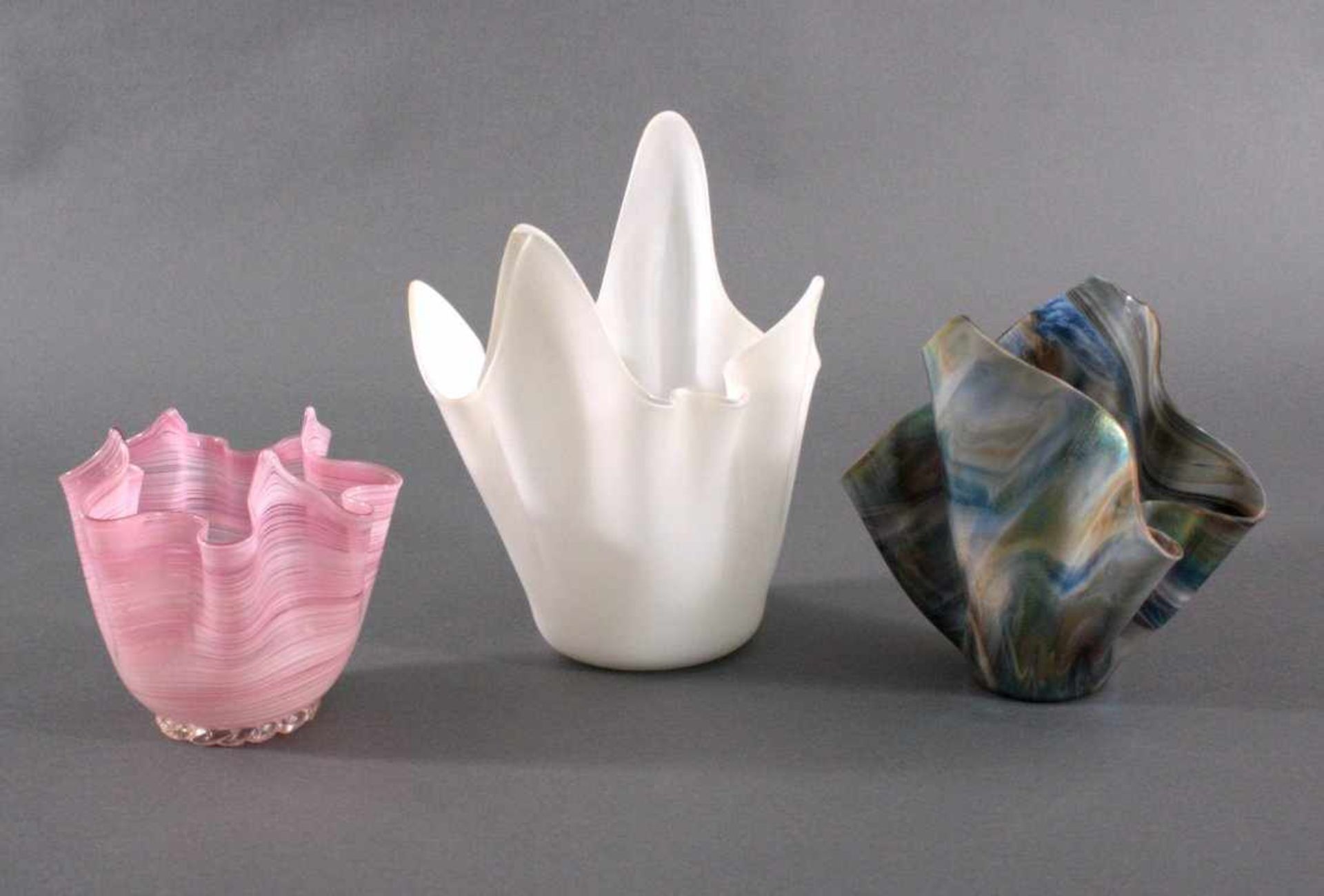 Drei Taschentuchvasen, Murano, Venini 20. Jh.Fazzoletto Vasen. Mehrfach gefaltete und spitz