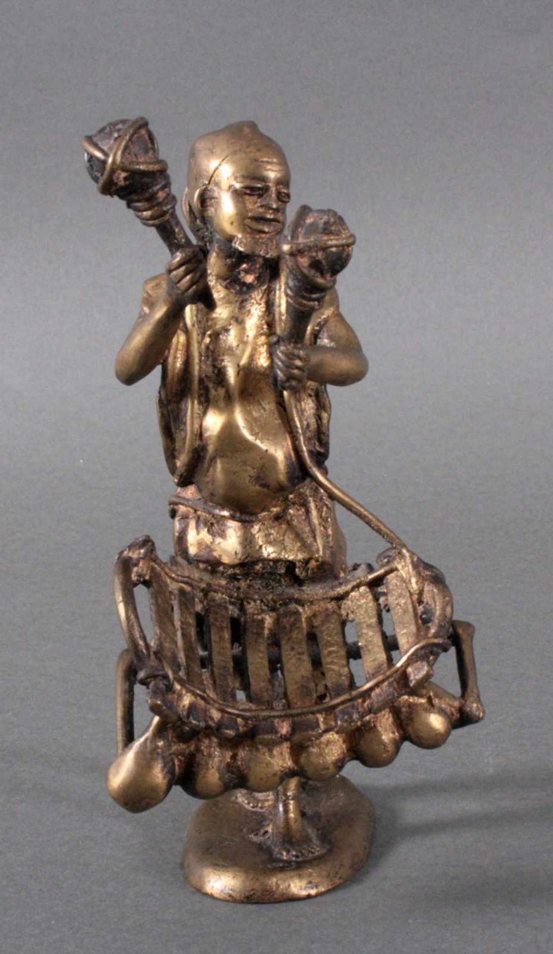 Bronzefigur ChinaGlockenspieler, ovaler Stand, detailliert gearbeitet,verlorene Form ca. H- 21 cm - Bild 2 aus 5