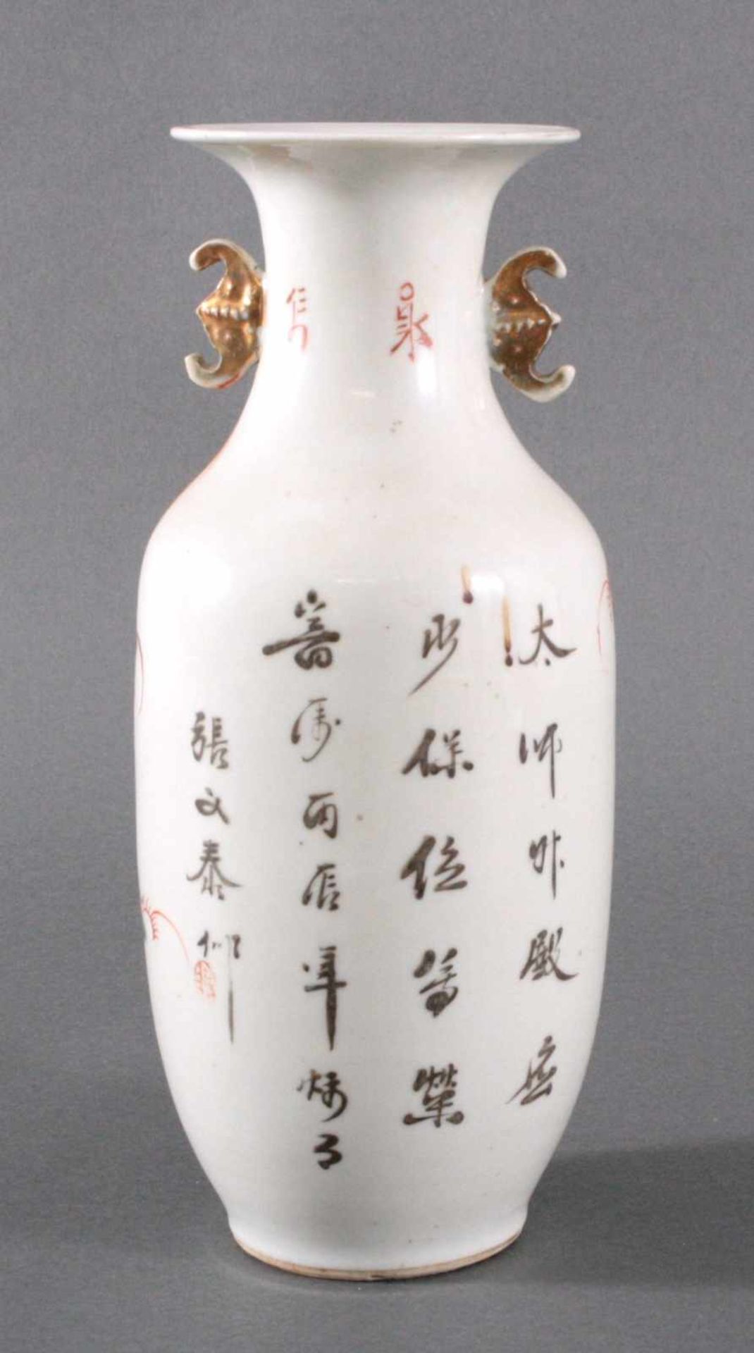 Baluster-Henkelvase, China, 19. Jh.Porzellan mit Fledermaus-Handhaben. Schauseite mit - Bild 2 aus 3