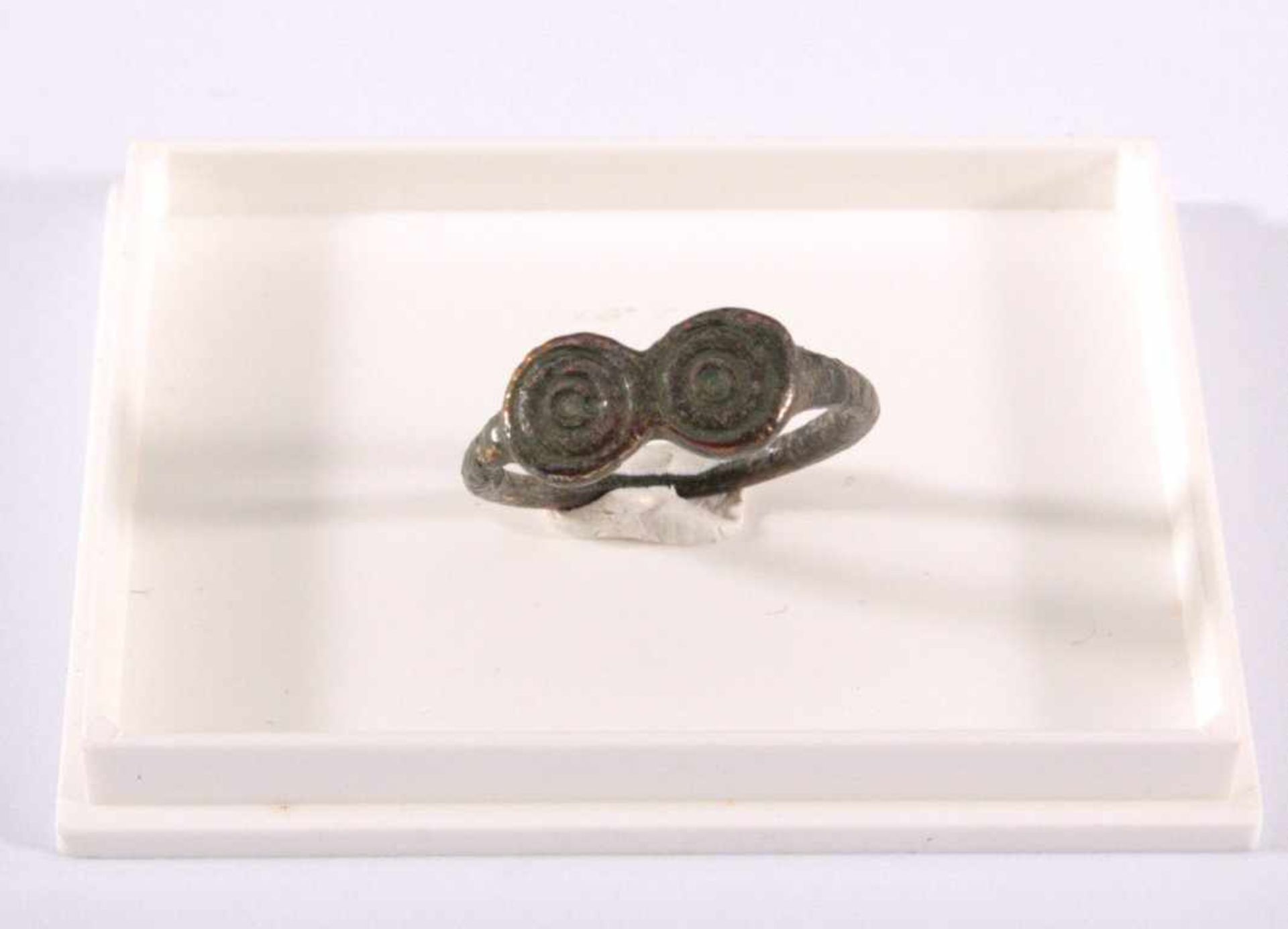 Römischer Zwei-Augen-Ring aus Bronzeca. D-2 cm