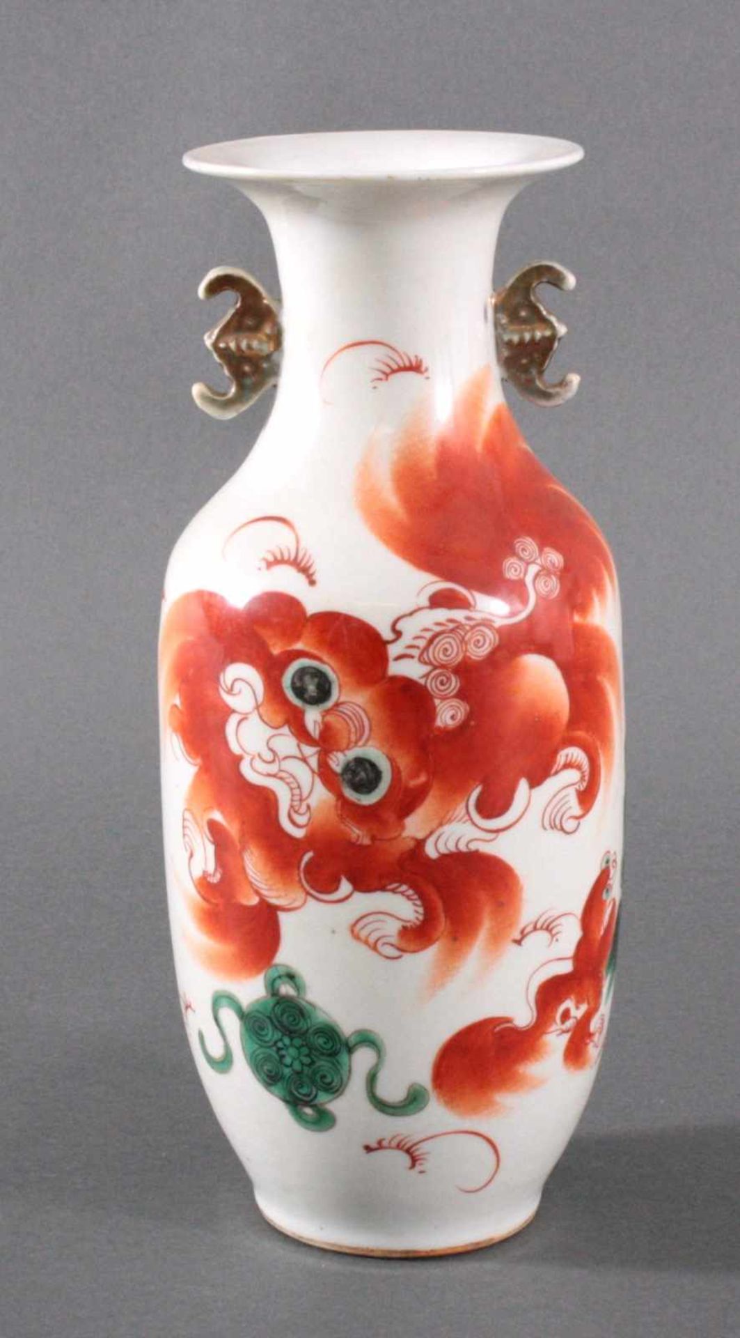 Baluster-Henkelvase, China, 19. Jh.Porzellan mit Fledermaus-Handhaben. Schauseite mit