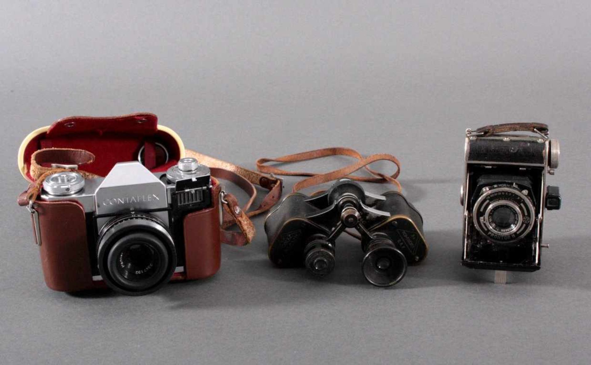 2 Kameras und ein Fernglas1x Klappkamera Rigona mit Prontor II Objektiv.1x Zeiss Ikon Contaflex,