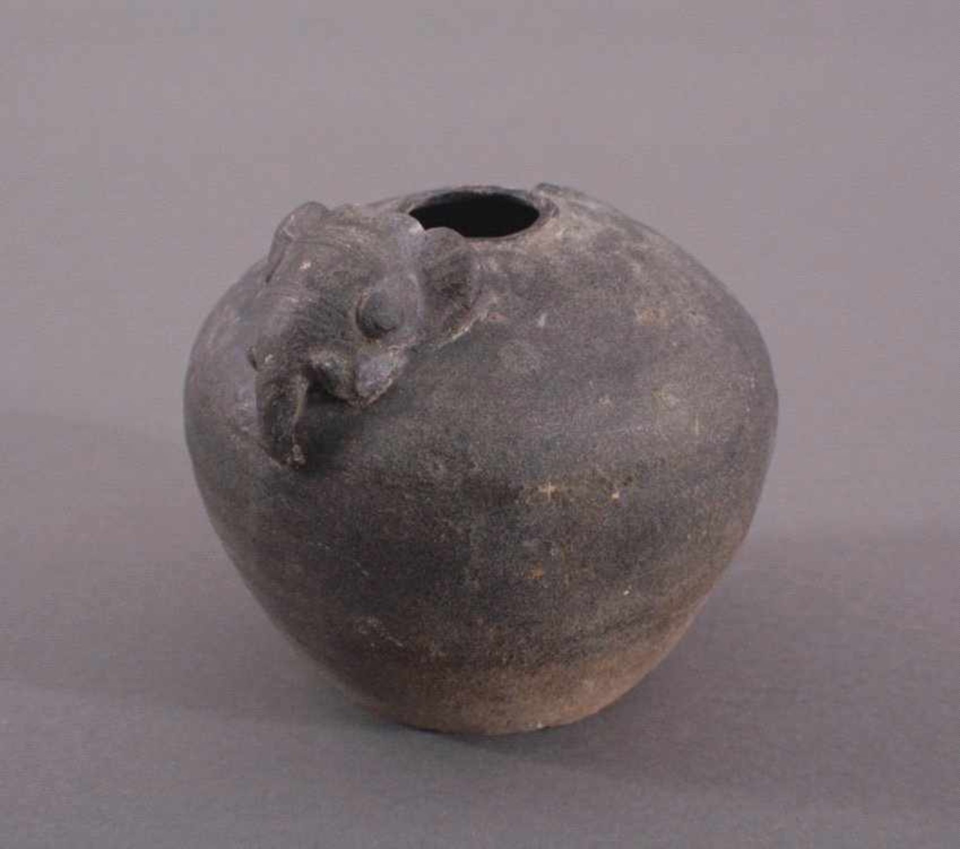 Rundes VorratsgefäßAngkor-Periode 12./13. Jahrhundert Kambodscha, Steinzeug mitdunkelbrauner Glasur,