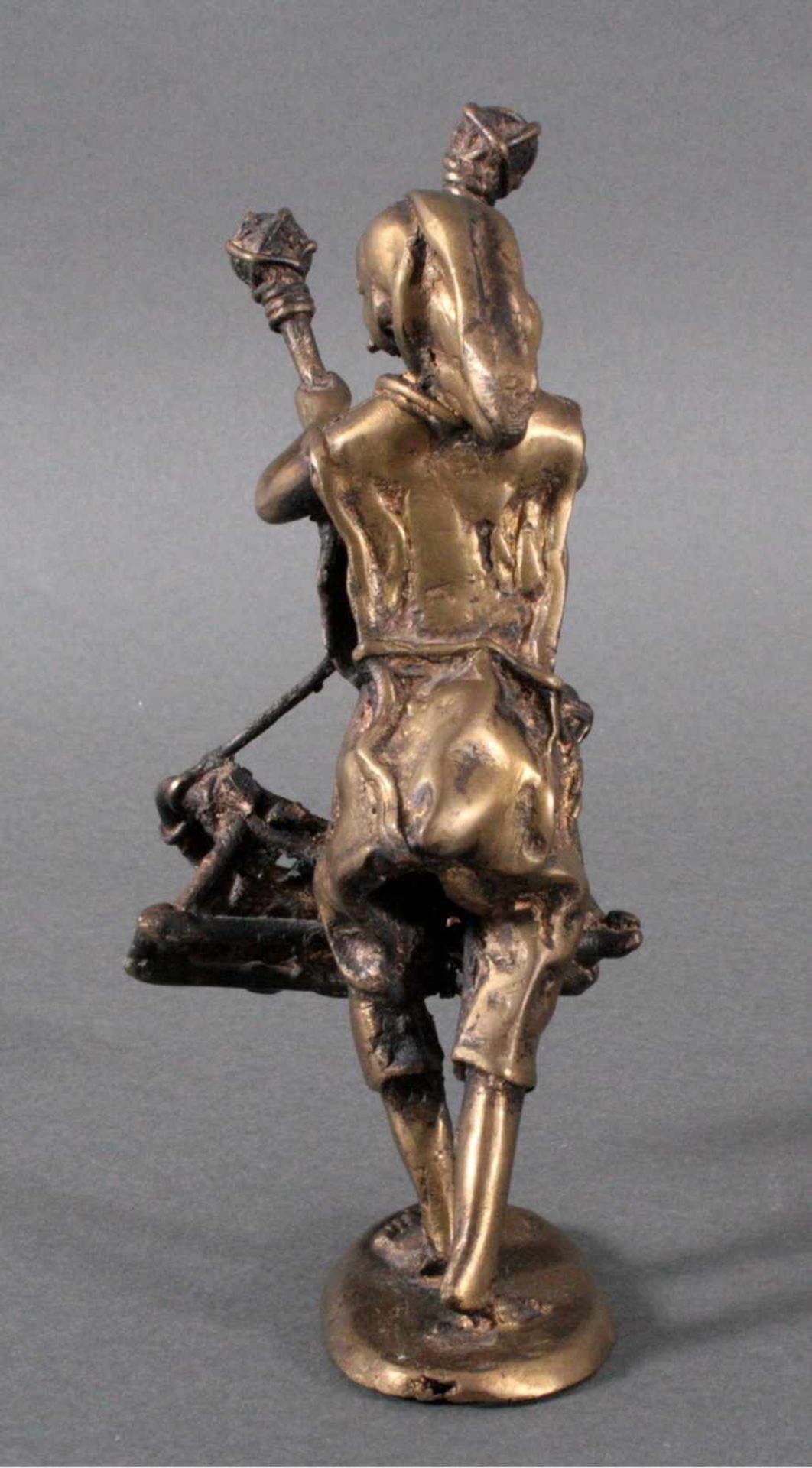 Bronzefigur ChinaGlockenspieler, ovaler Stand, detailliert gearbeitet,verlorene Form ca. H- 21 cm - Bild 4 aus 5