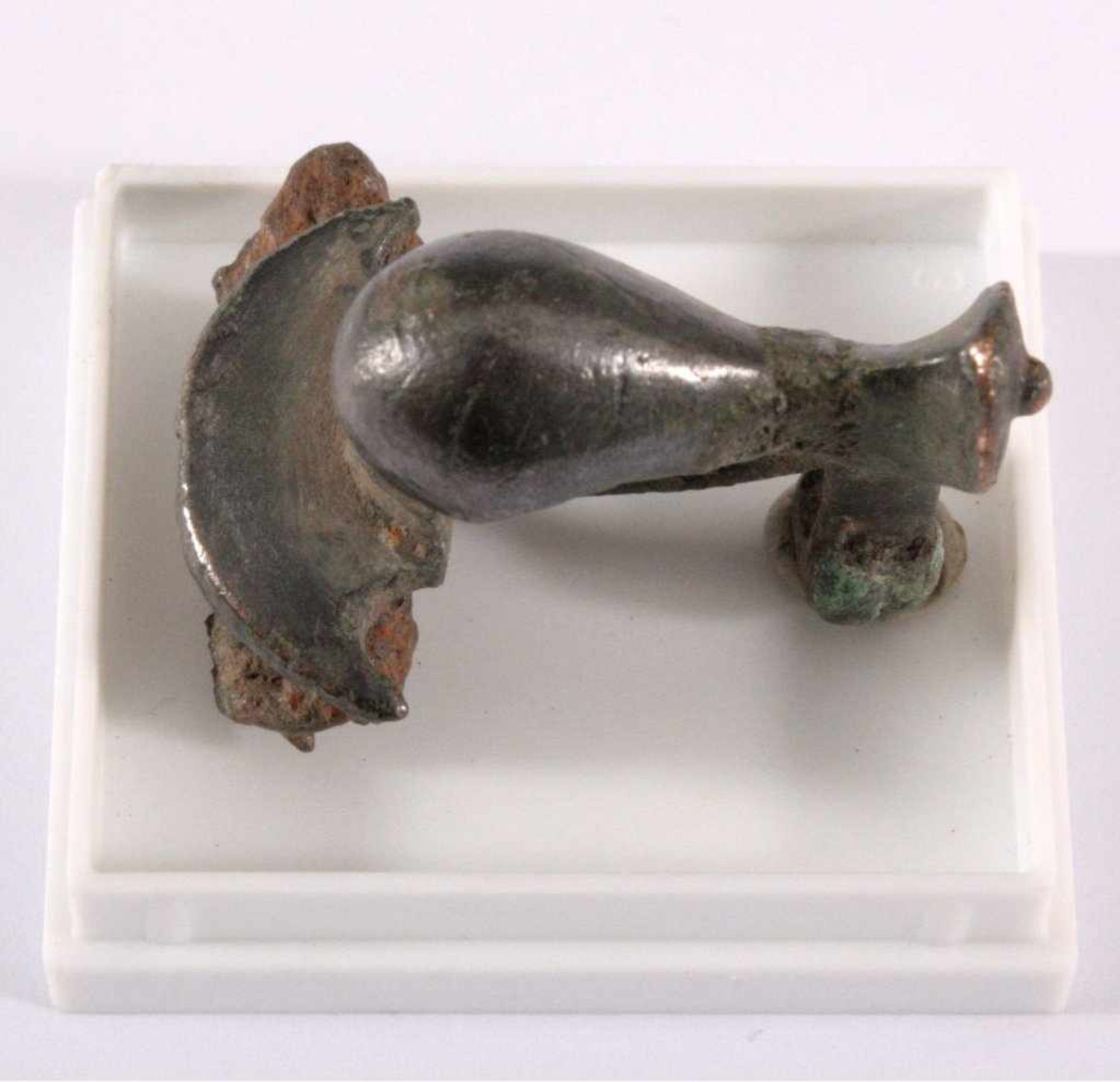 Römische Knie-Fibel aus Bronzeca. L-3,3 cm