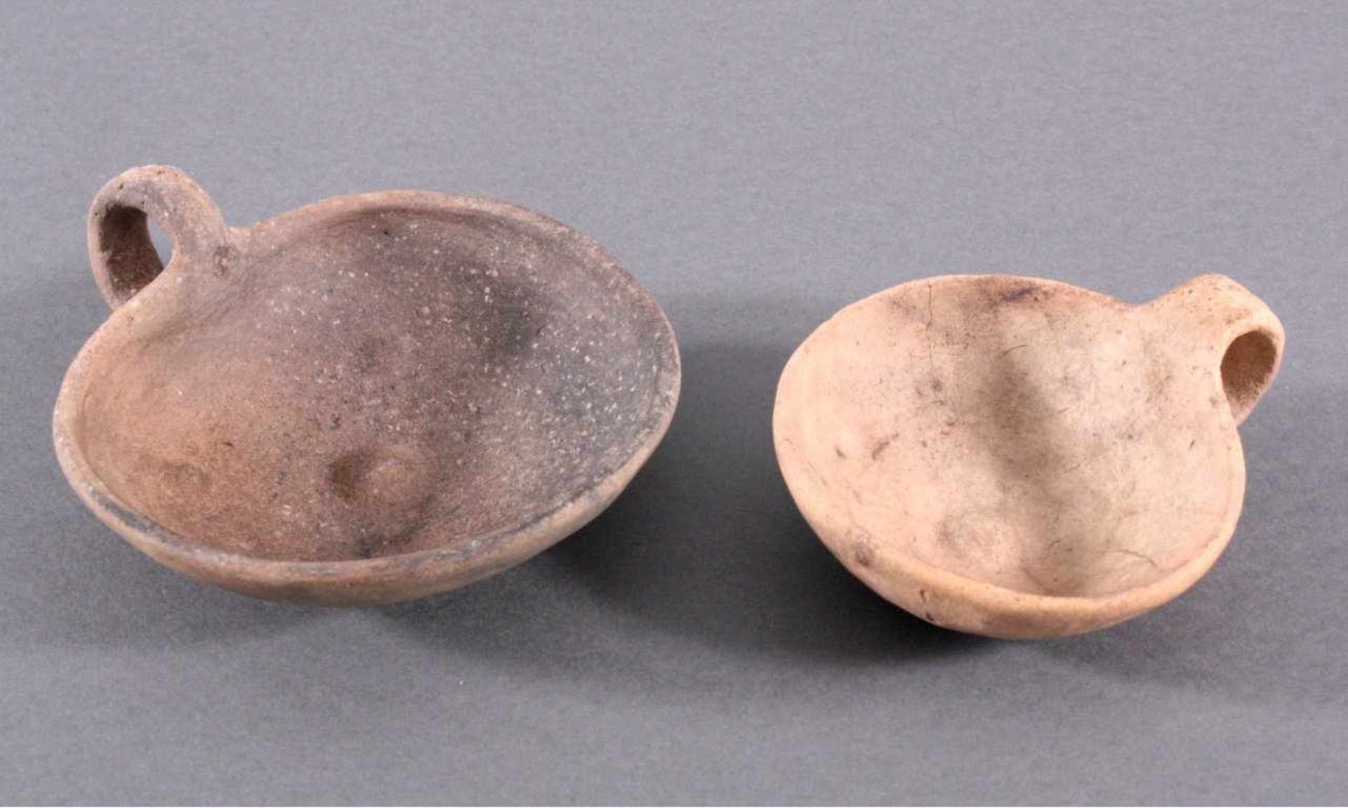 Gefäß der Lausitzer Kultur (900-500 v. Chr.)2 Omphalosschalen.1x aus glattem hellbraunen Ton, ca.