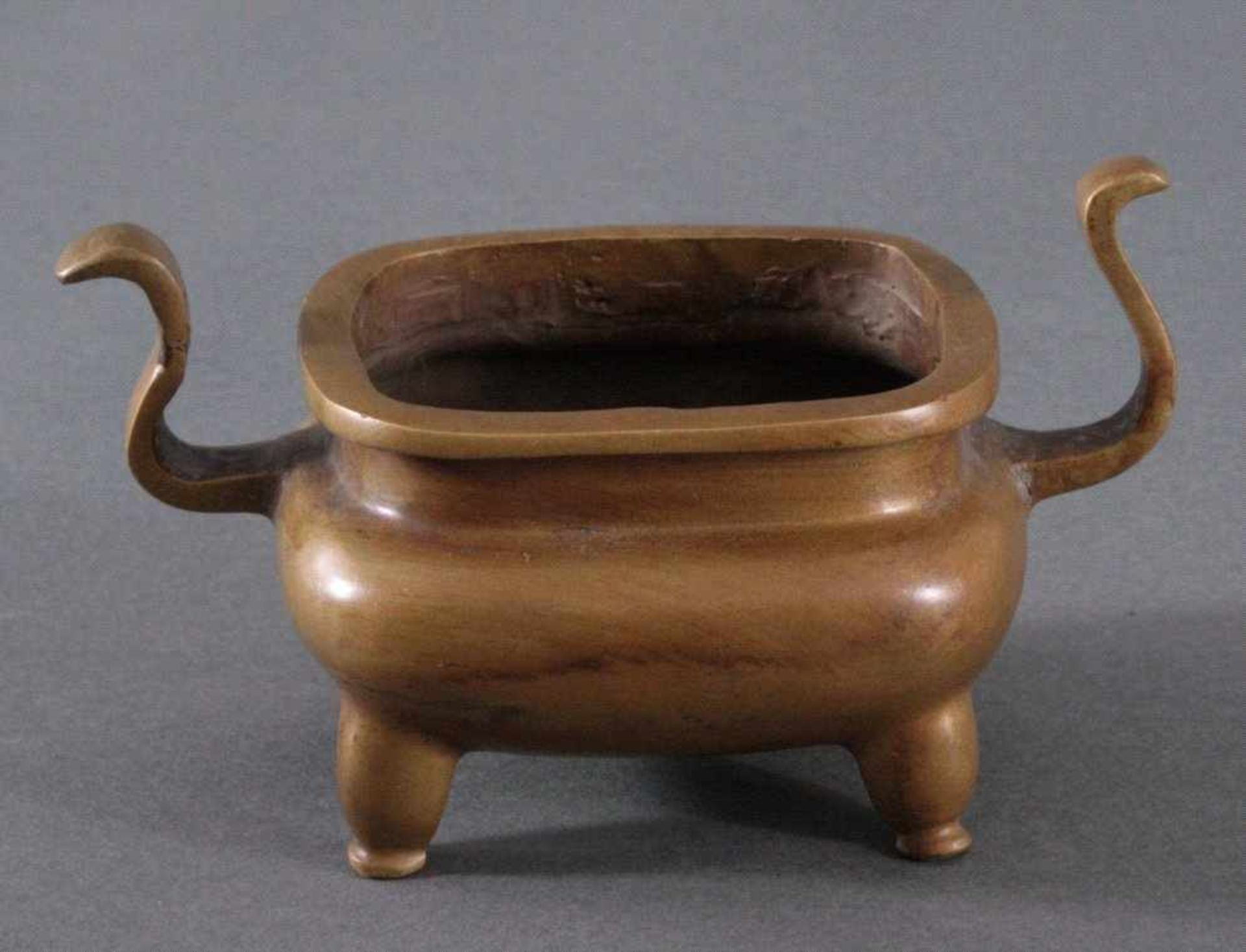 Räuchergefäß aus Bronze, China um 1900Rechteckige Form mit seitlichen Handhaben auf vier Füßen,auf