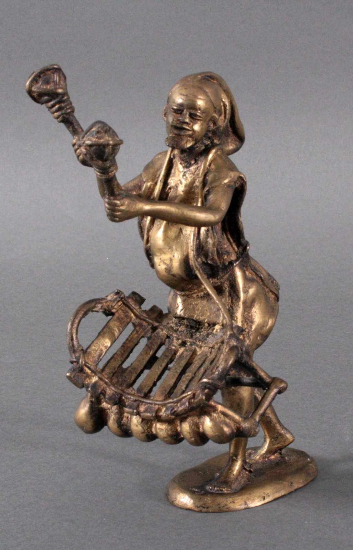 Bronzefigur ChinaGlockenspieler, ovaler Stand, detailliert gearbeitet,verlorene Form ca. H- 21 cm