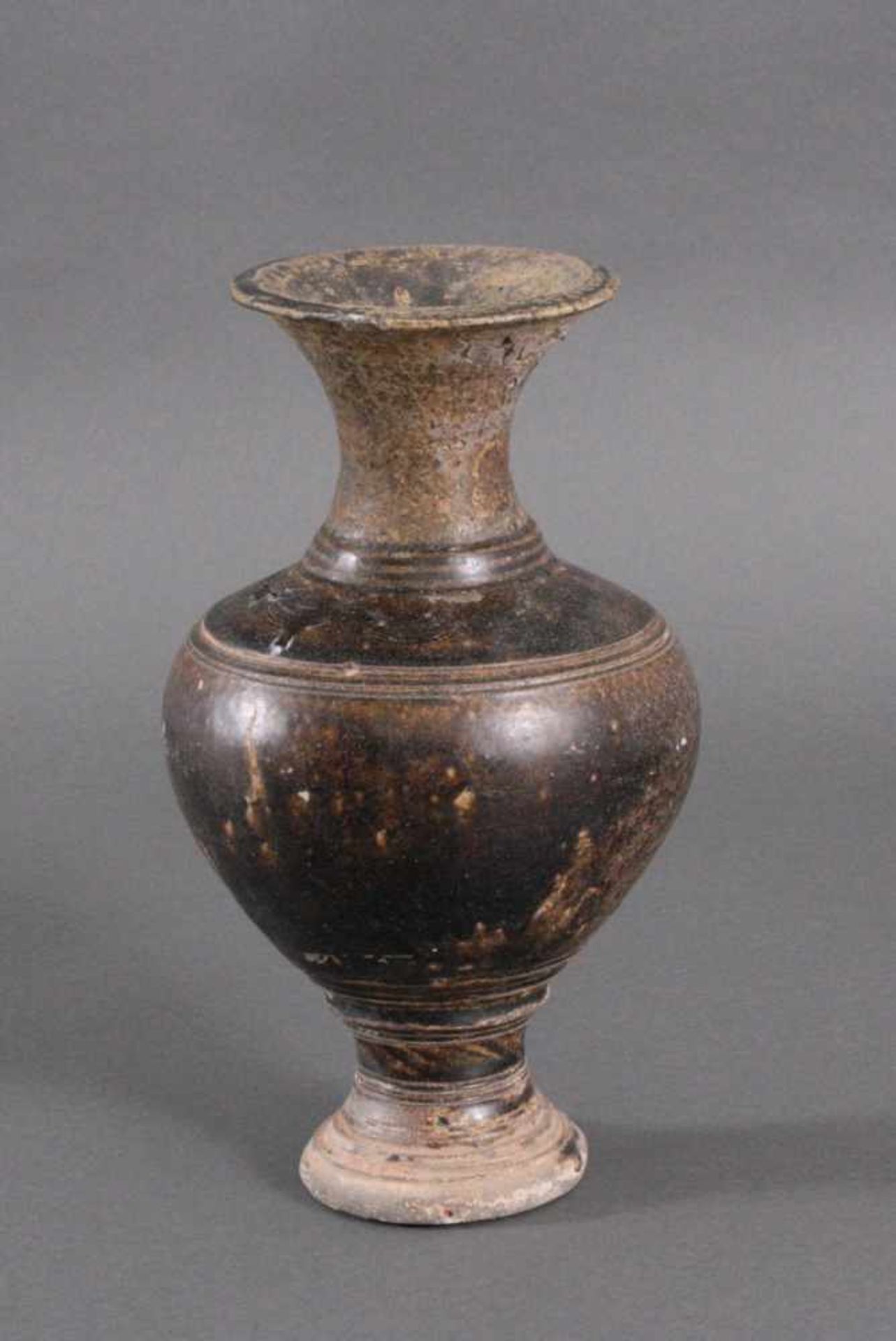 Balustervase, Angkor-Periode 12./13. Jh.Kambodscha, Ton mit dunkler Glasur, Rillen- und Ritzdekor,