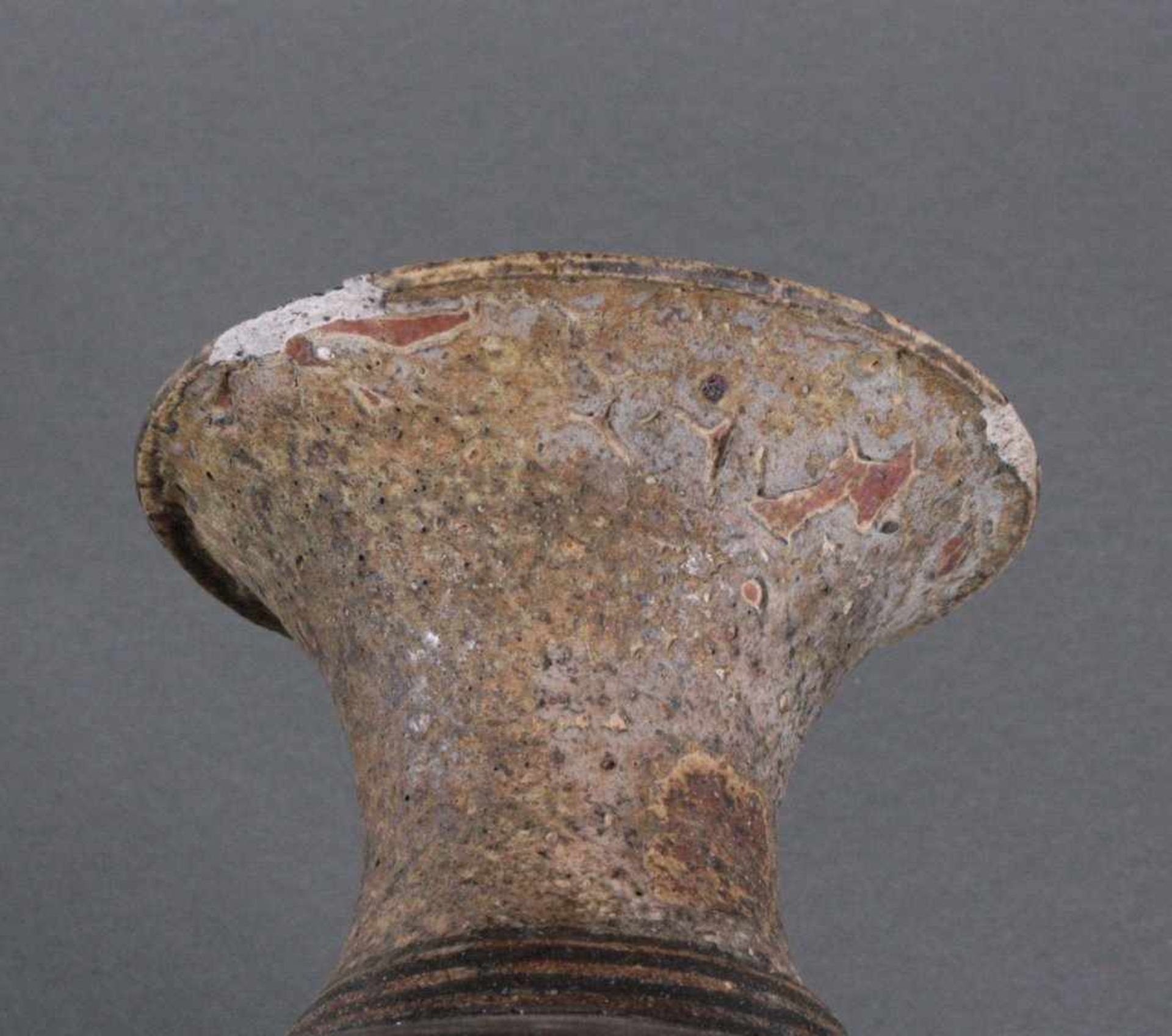 Balustervase, Angkor-Periode 12./13. Jh.Kambodscha, Ton mit dunkler Glasur, Rillen- und Ritzdekor, - Bild 3 aus 5