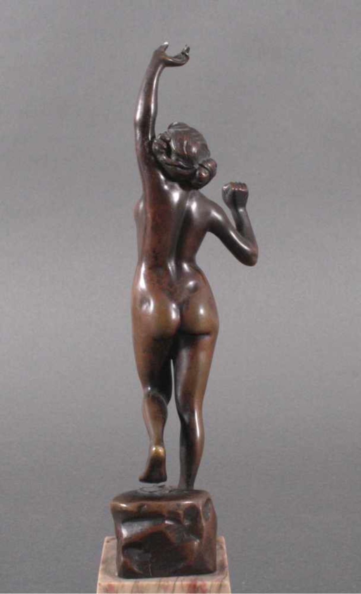 Jugendstil Bronzeskulptur "Weiblicher Akt"Vollplastische weibliche Figur, den linken Arm nach - Bild 3 aus 4