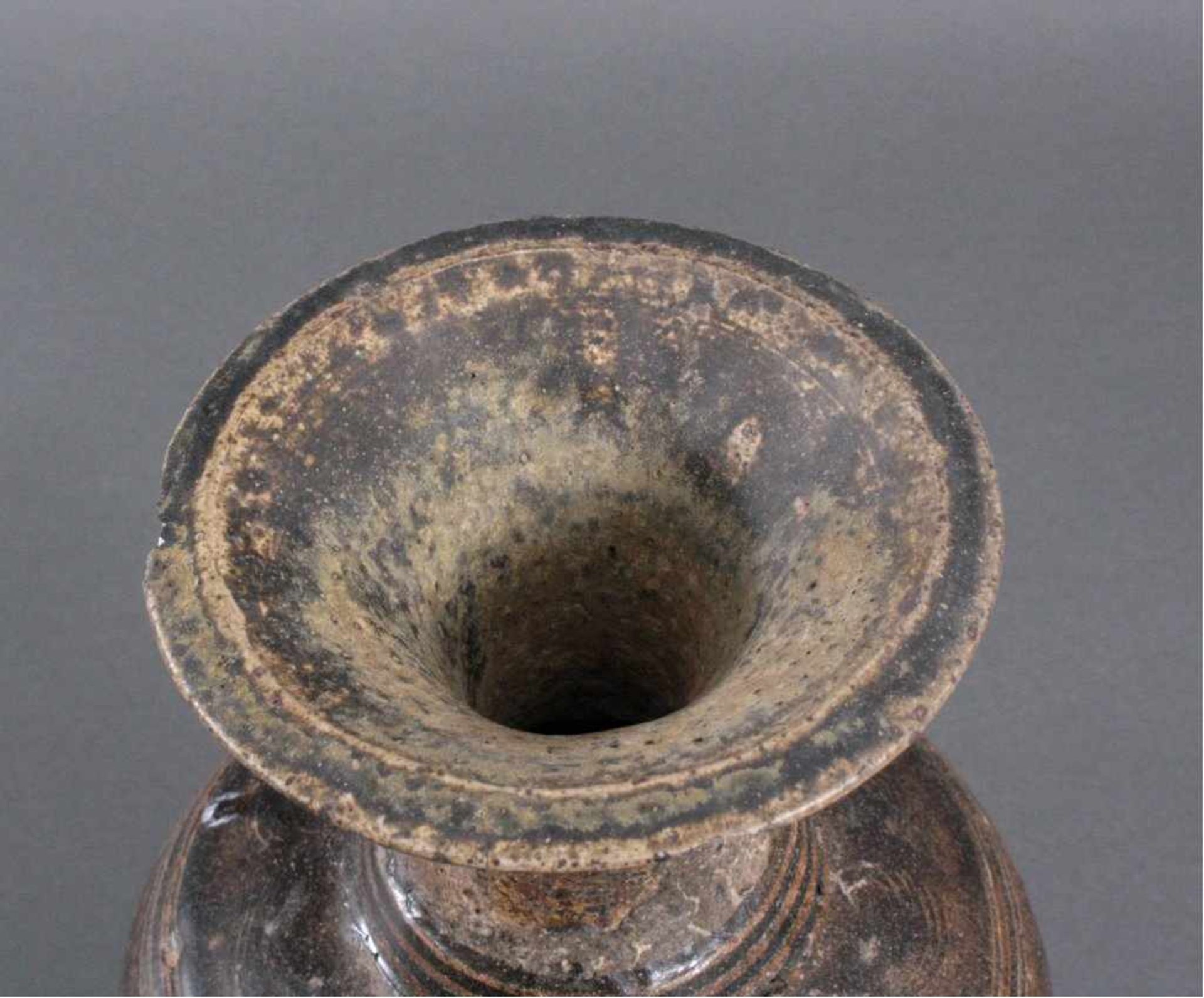 Balustervase, Angkor-Periode 12./13. Jh.Kambodscha, Ton mit dunkler Glasur, Rillen- und Ritzdekor, - Bild 5 aus 5