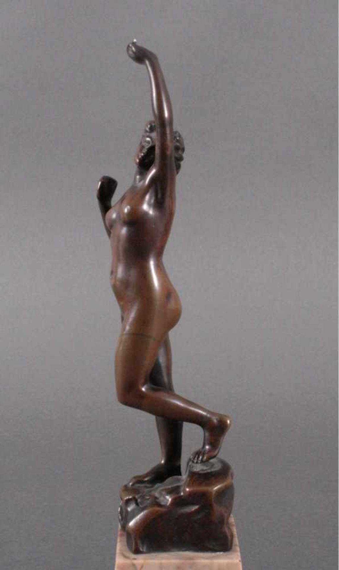 Jugendstil Bronzeskulptur "Weiblicher Akt"Vollplastische weibliche Figur, den linken Arm nach - Bild 2 aus 4