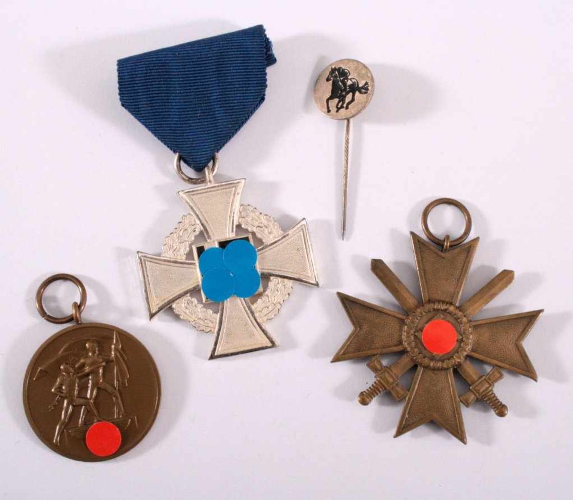 3 Orden III. Reich1x Treudienst Ehrenzeichen, o.J., Silberfarben mit blauenBand.1x