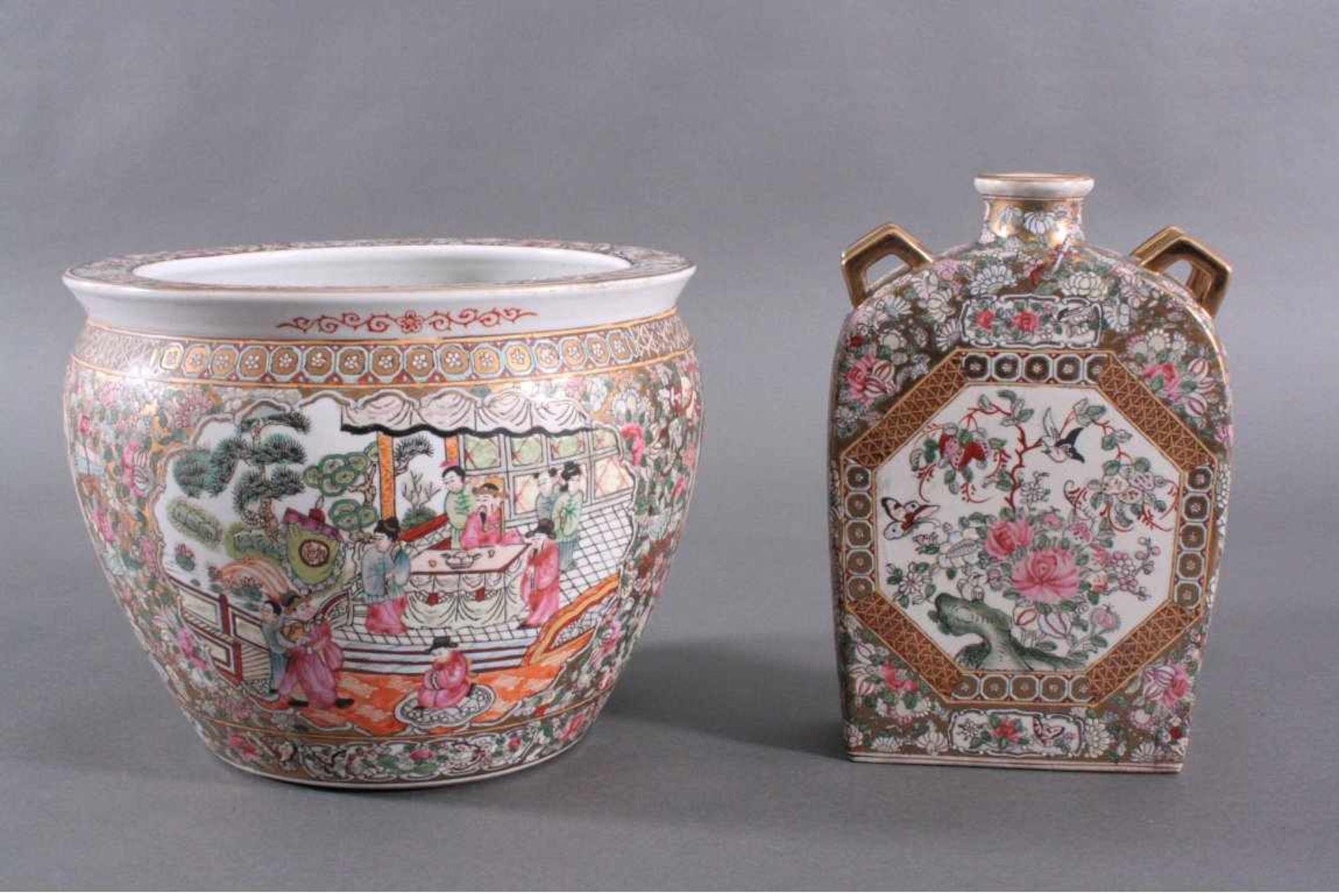 Zwei Teile China PorzellanEin Cachepot, weißer Scherben mit reliefierter Wandung,umlaufend - Bild 2 aus 3