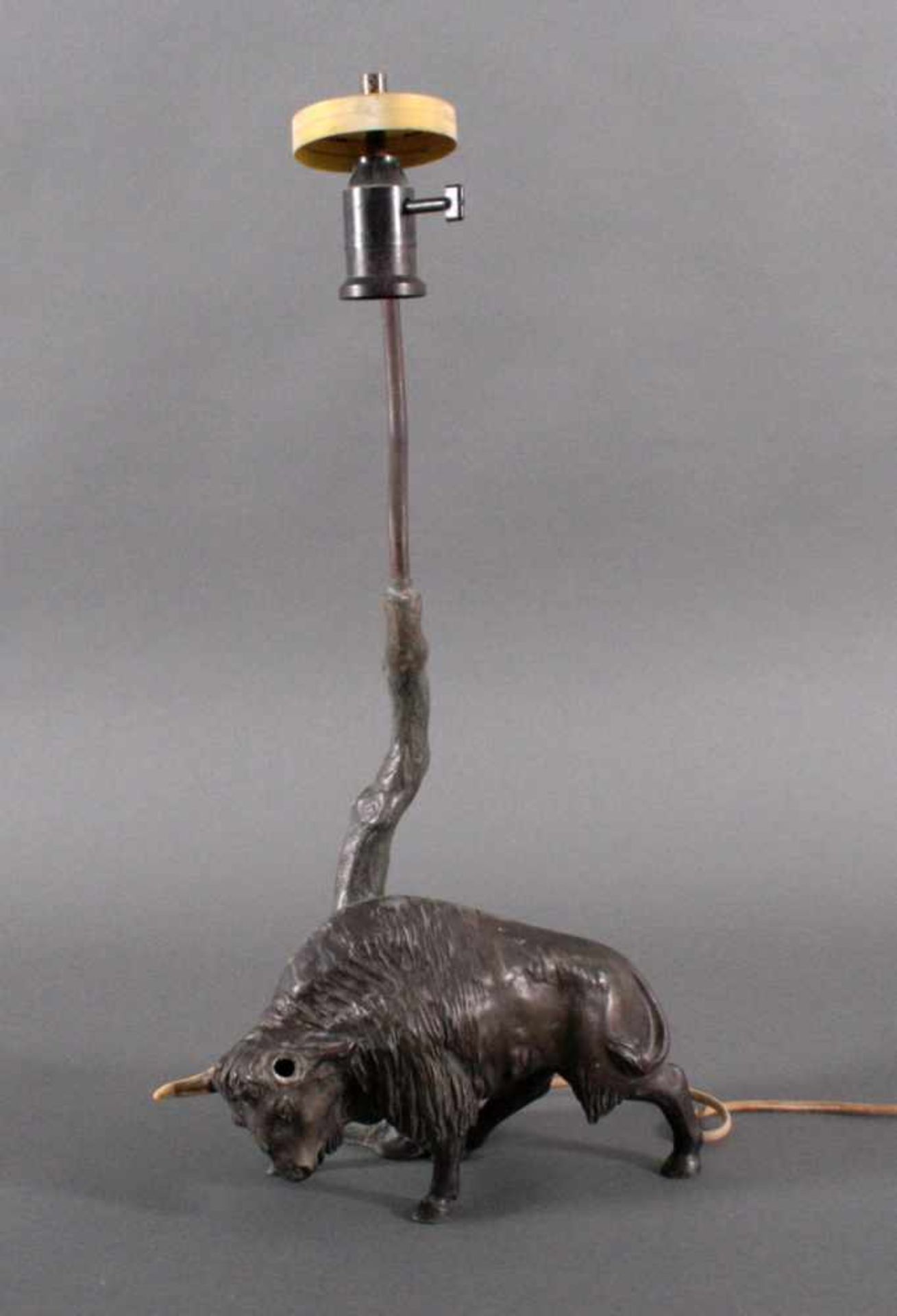 Figürliche Tischlampe um 1900, WasserbüffelAus Zinkguss gefertigt, bronziert, Horn aus Bein, 1