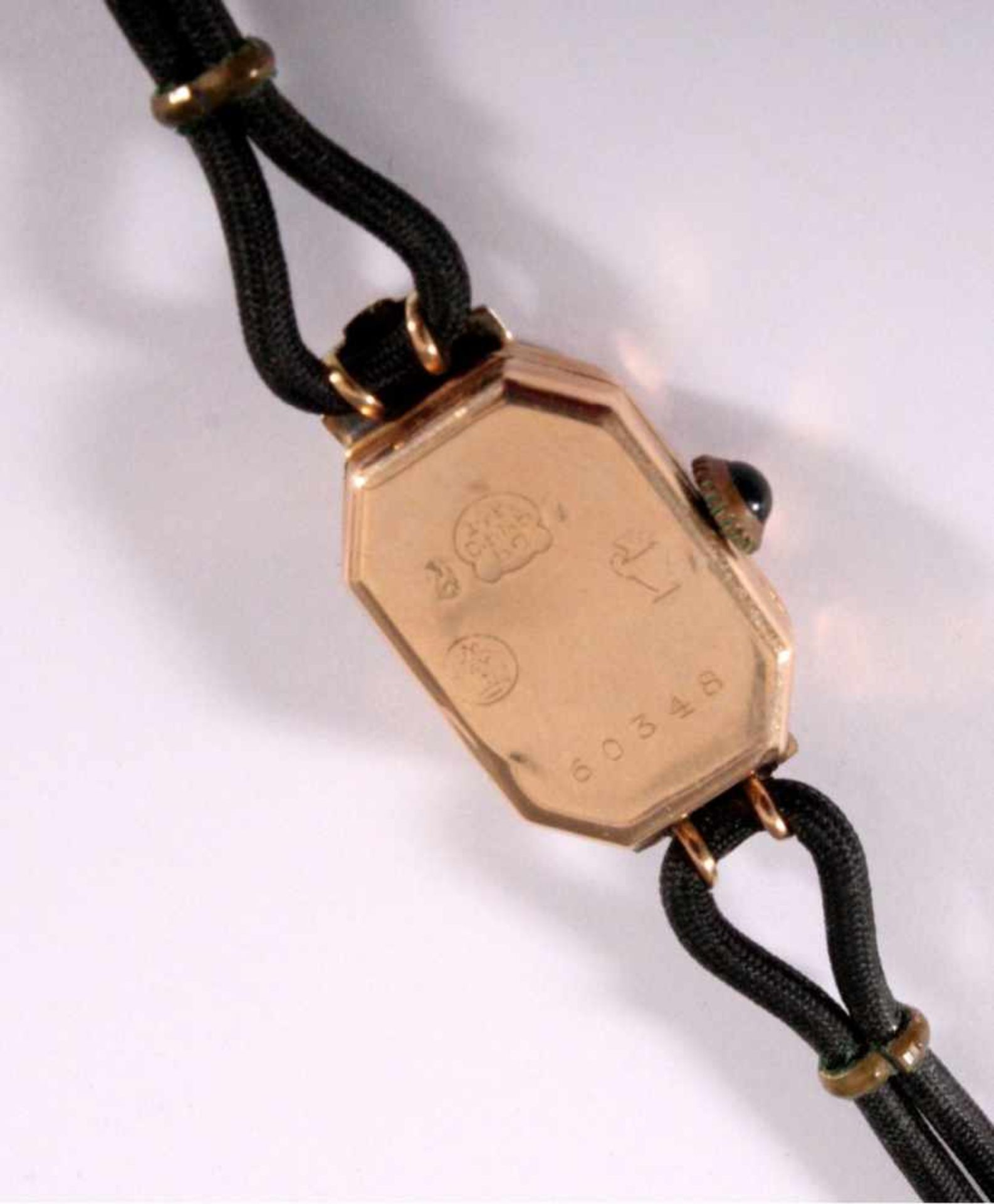 Goldene Art Deco Damenarmbanduhr585/000 GG, Krone mit Saphir, Lederarmband, - Bild 3 aus 3