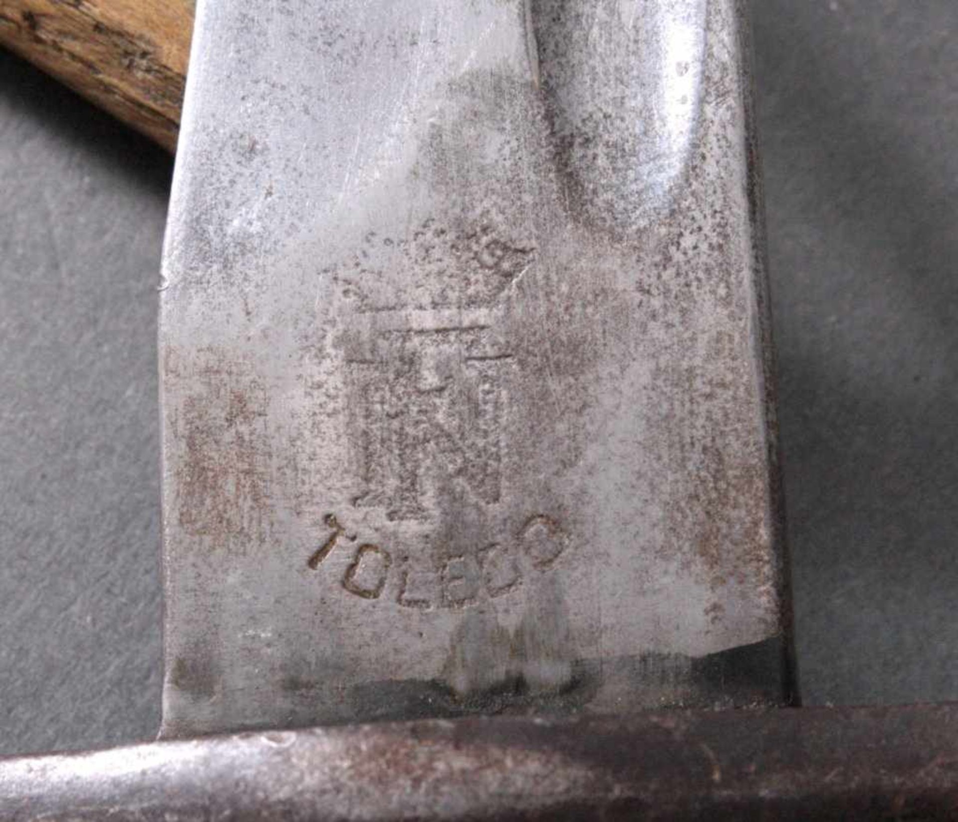 Konvolut Messer und Seitengewehr1 Seitengewehr TOLEDO, auf der Scheide gemarkt und Nummer"3130 C" - Bild 2 aus 4