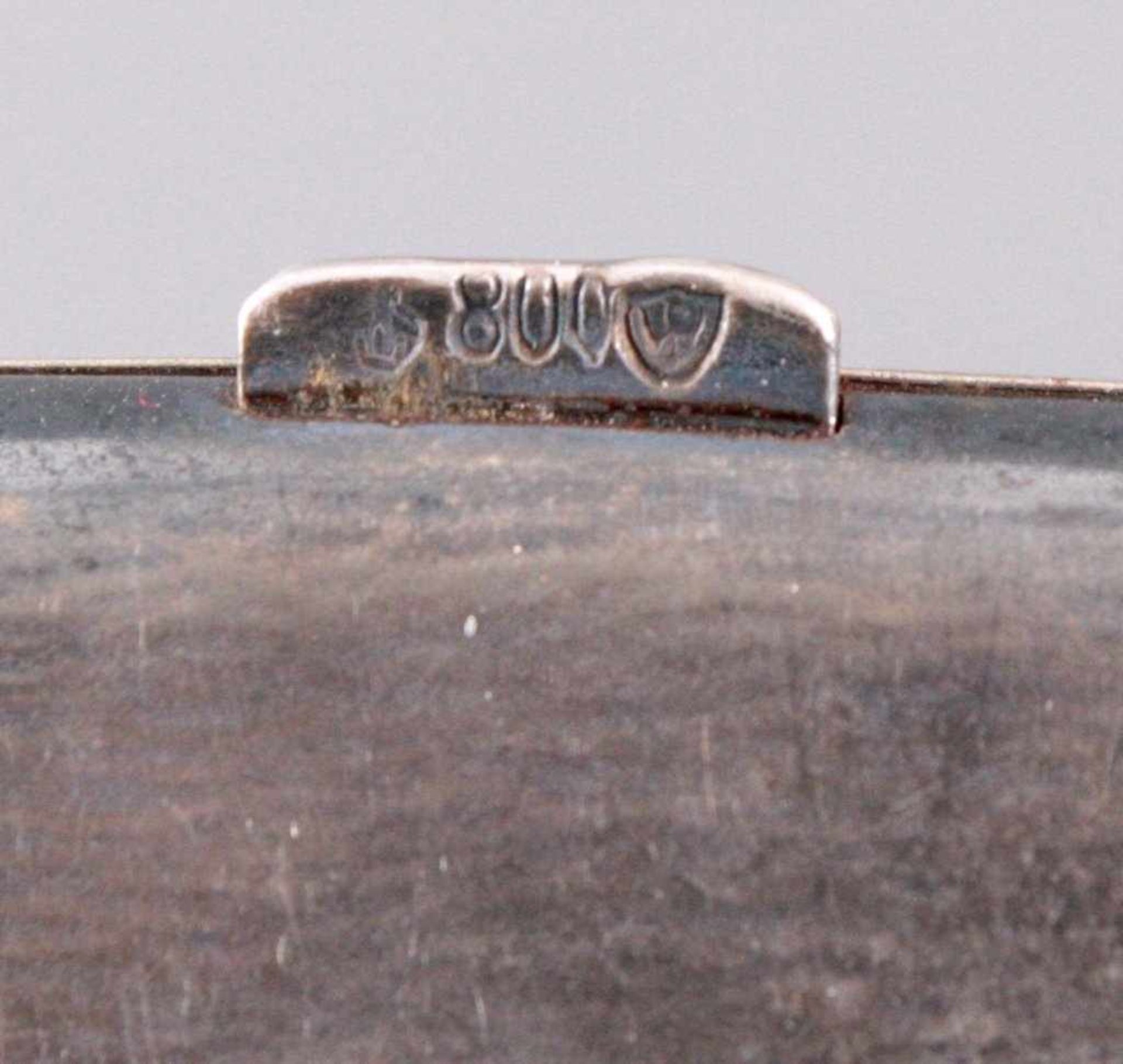 Silbernes ZigarettenetuiOvale Form, innen vergoldet, an der Schließe punziert (800),mit Monogramm - Bild 2 aus 2