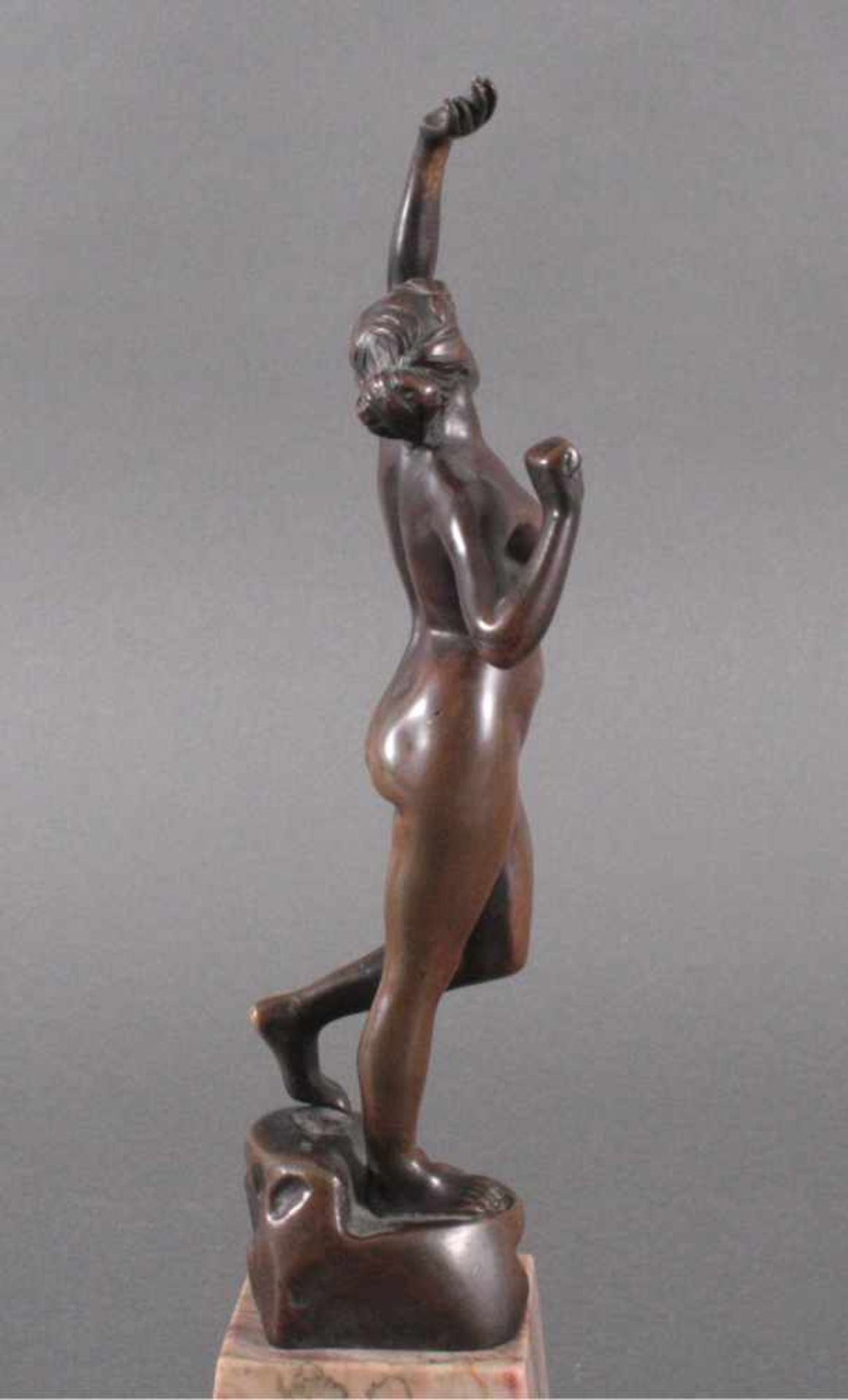 Jugendstil Bronzeskulptur "Weiblicher Akt"Vollplastische weibliche Figur, den linken Arm nach - Bild 4 aus 4