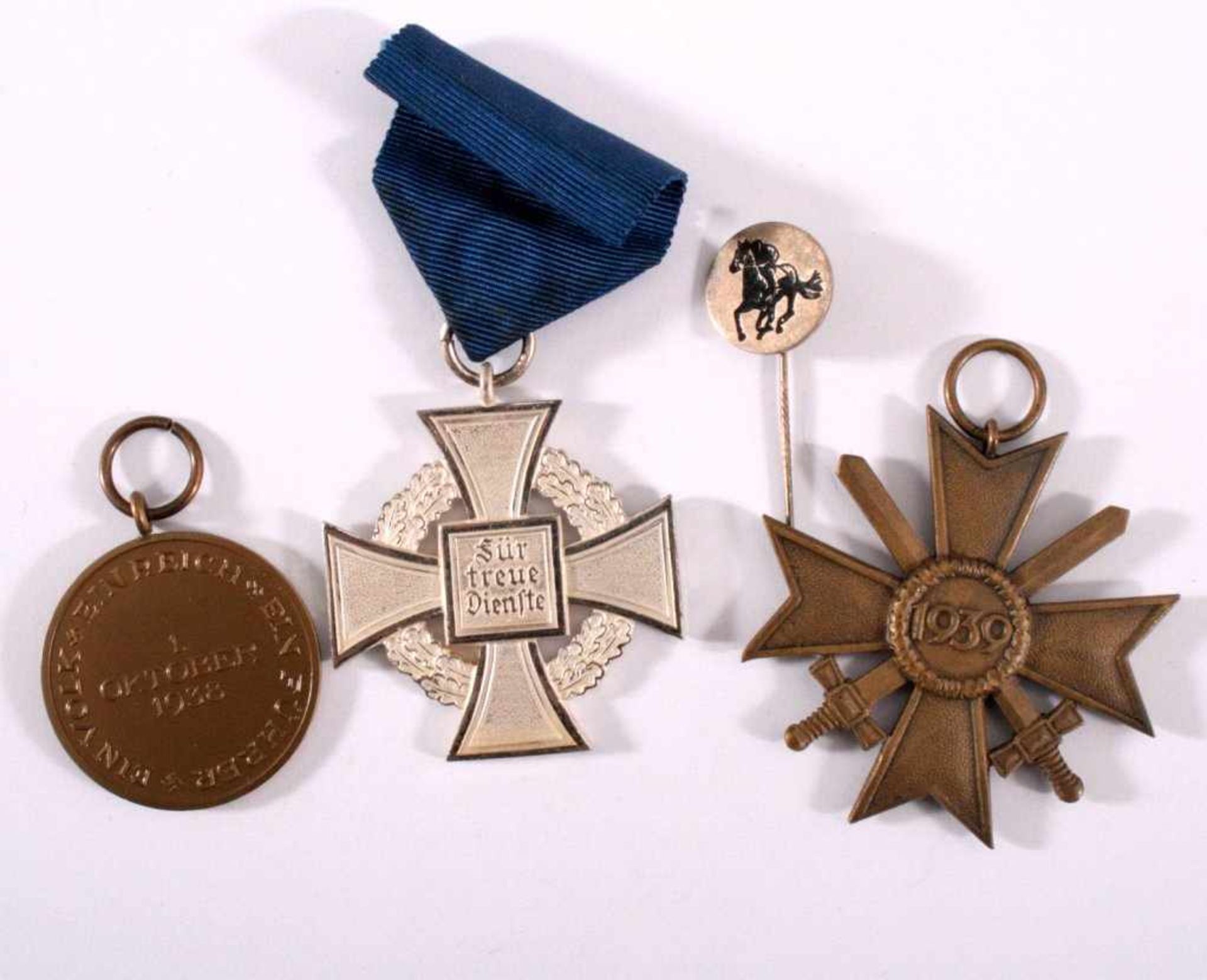 3 Orden III. Reich1x Treudienst Ehrenzeichen, o.J., Silberfarben mit blauenBand.1x - Bild 2 aus 2