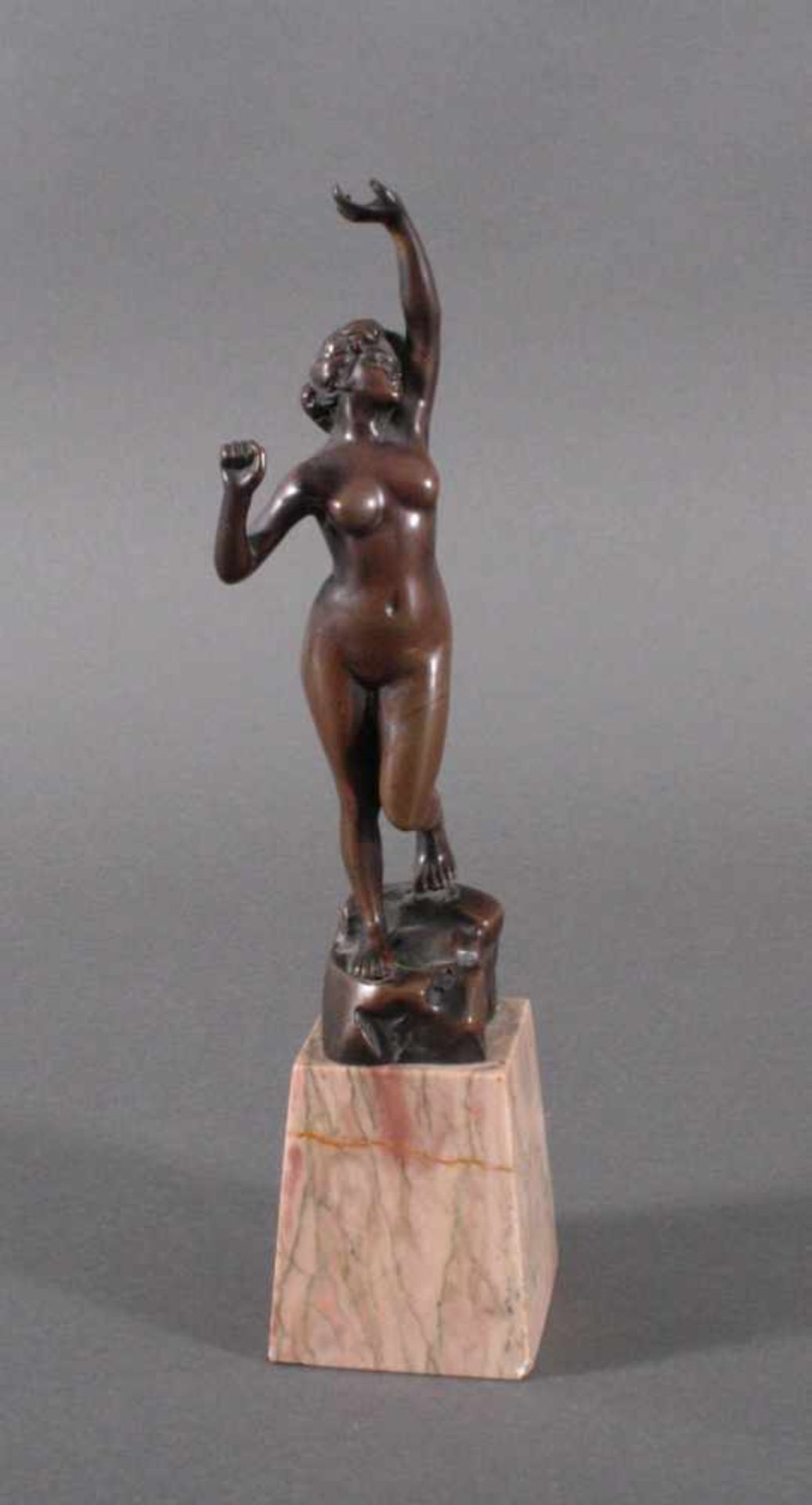 Jugendstil Bronzeskulptur "Weiblicher Akt"Vollplastische weibliche Figur, den linken Arm nach