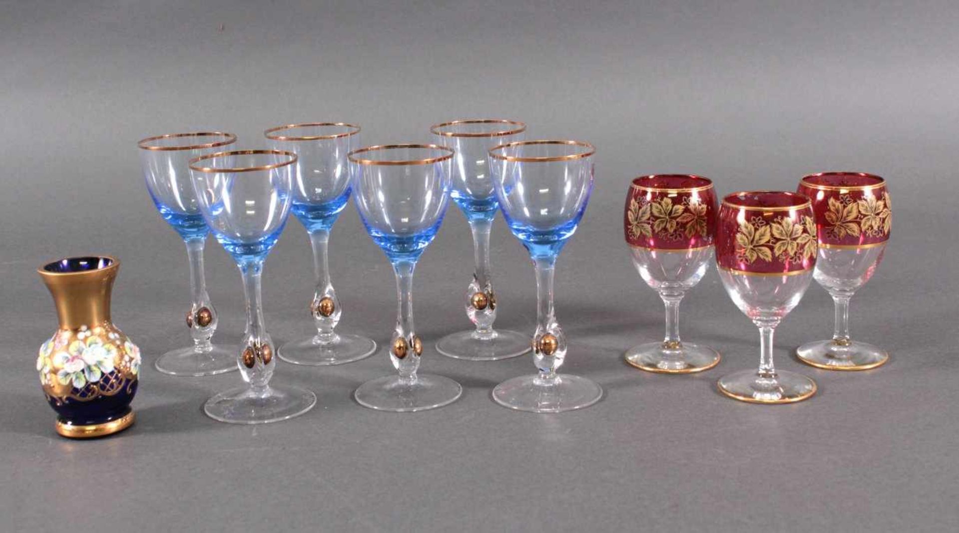 Konvolut Glas, auch böhmisch, 10 TeileEine kleine böhmische Vase mit Goldstaffagen undapplizierten
