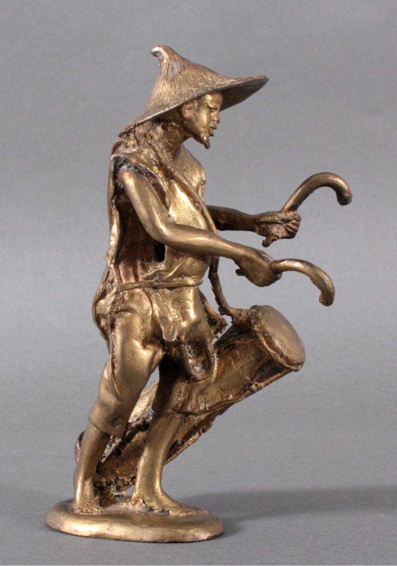 Bronzefigur ChinaTrommler, ovaler Stand, detailliert gearbeitet, verloreneForm ca. H- 20,5 cm - Bild 3 aus 5