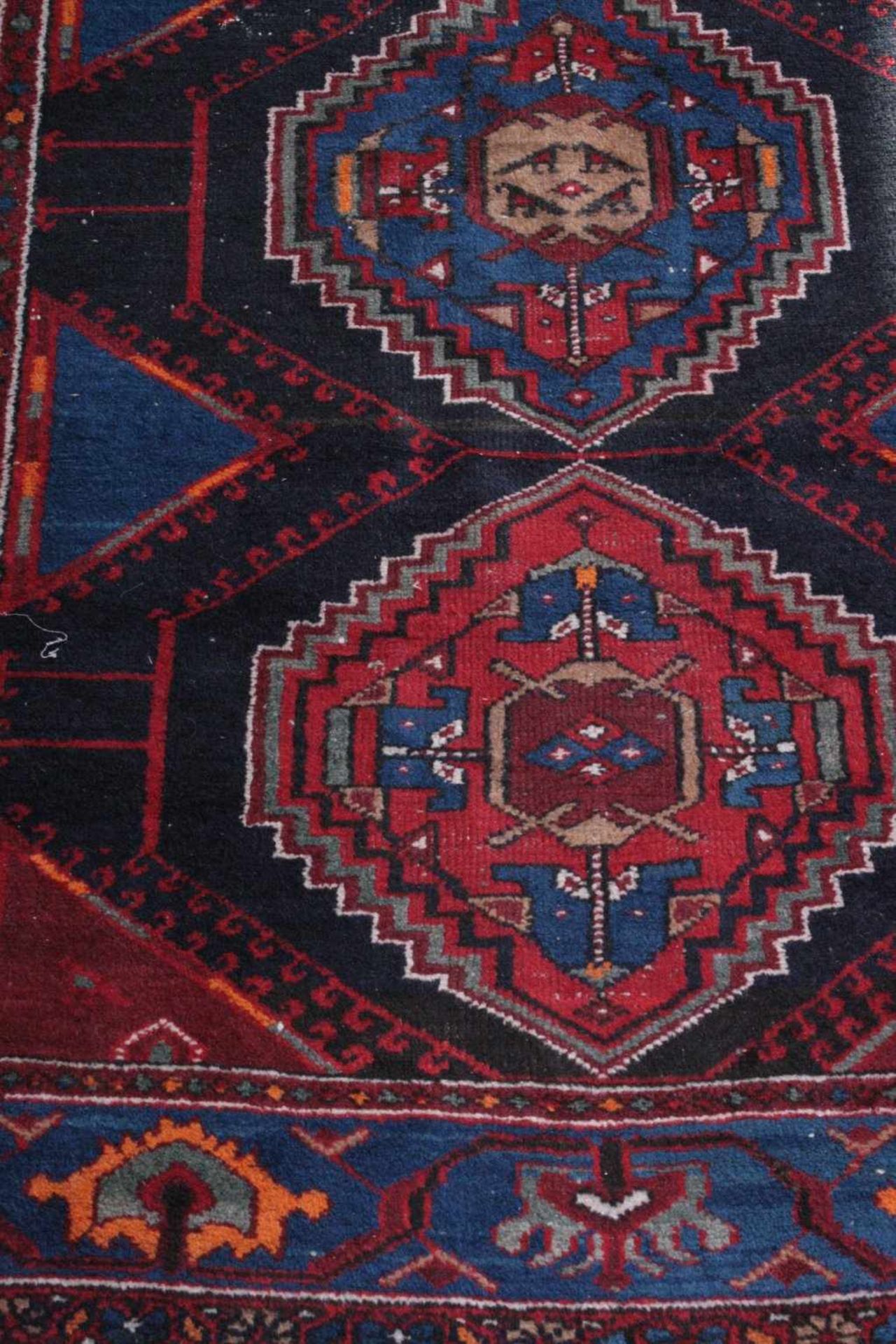OrientteppichBlau und Rotgrundig, Gebrauchsspuren, ca. 138 x 126 - Bild 2 aus 3