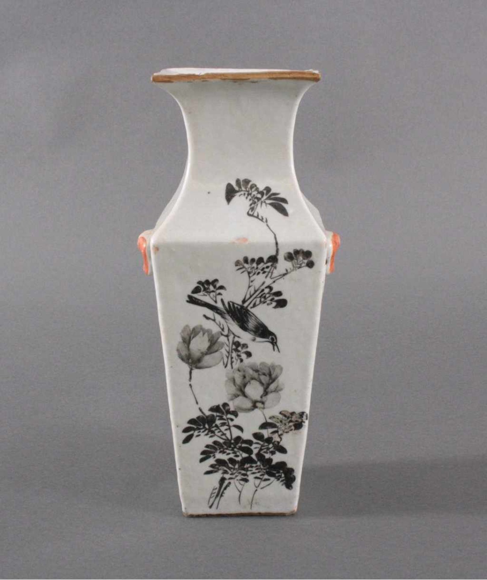 China-Vase um 1900Zylindrische Form, Porzellanvase mit weißer Glasur,gelb grundig mit umlaufender