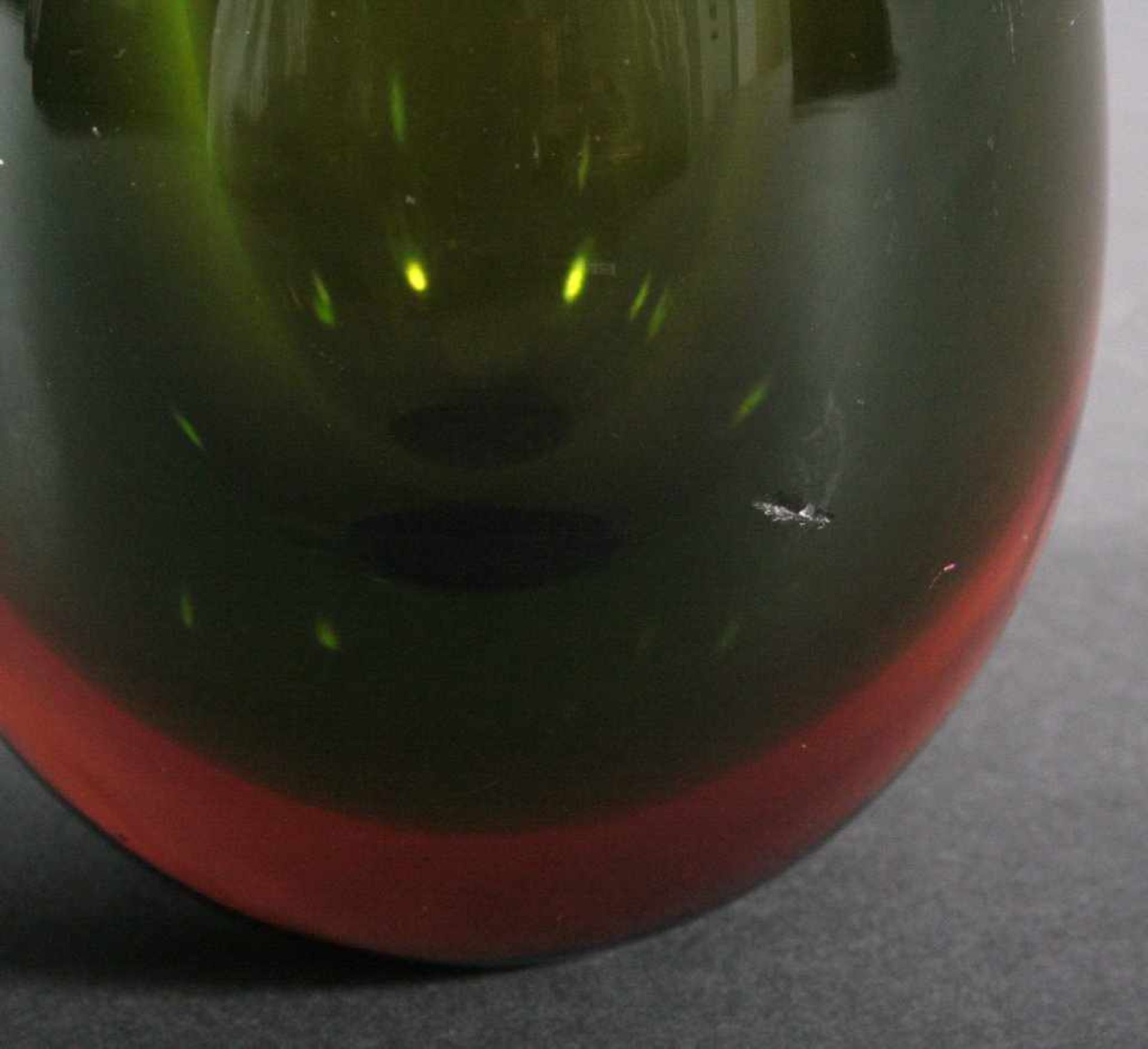 Glasvase, wohl MuranoKlarglas grün überfangen, Boden mit Rotschimmer, sehrschwer, kleiner Chip an - Bild 3 aus 3