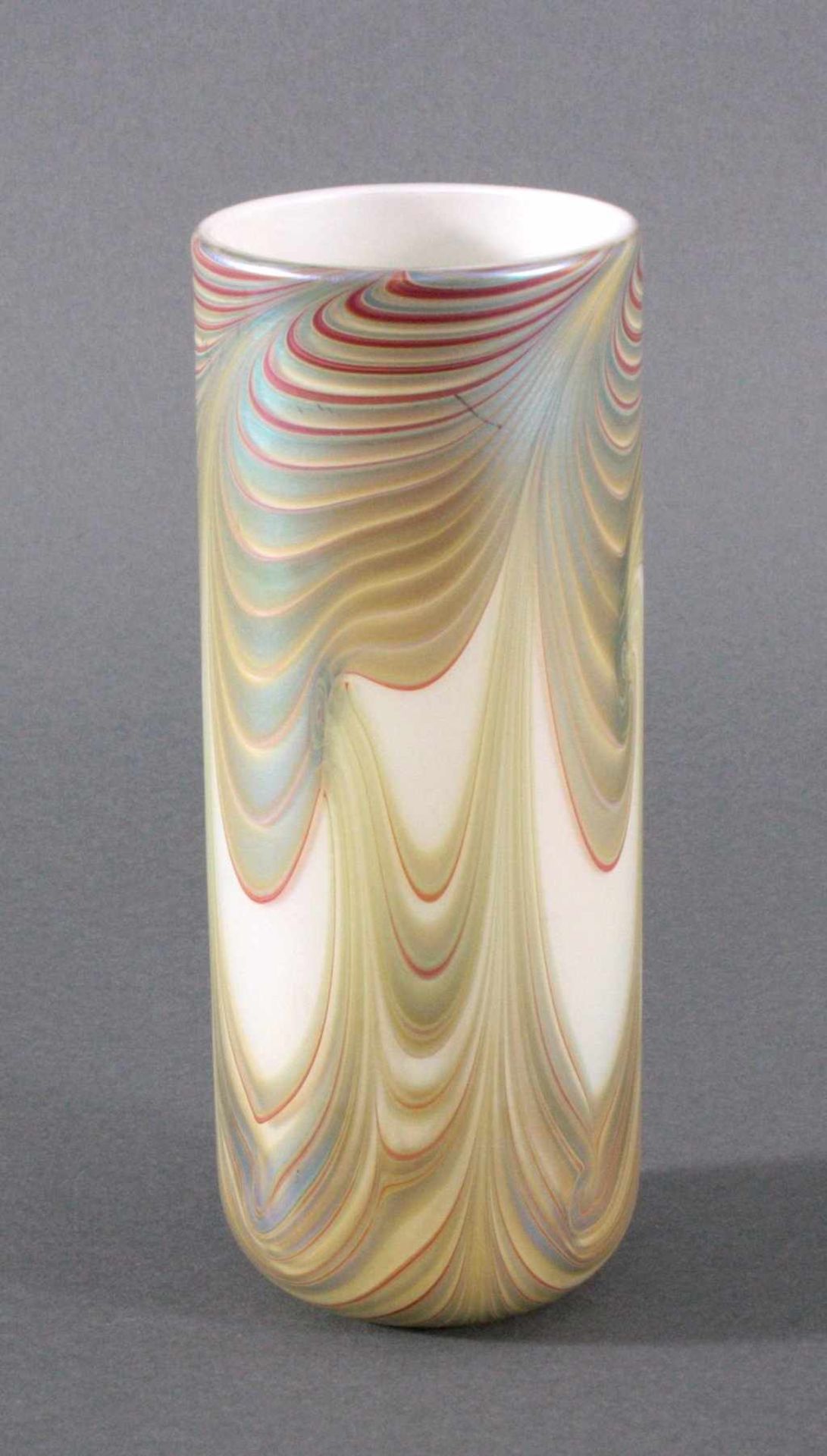 Vase Okra Glass StudioZylindrischer Korpus. Farbloses Glas, innen milchweißunterfangen, umsponnen