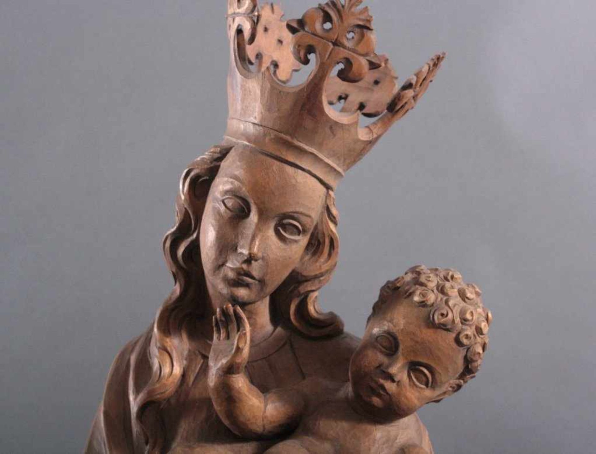 Madonna, Maria Mutter Gottes mit Kind um 1900Aus Lindenholz geschnitzt, 1 Teil rechts an der - Bild 3 aus 4