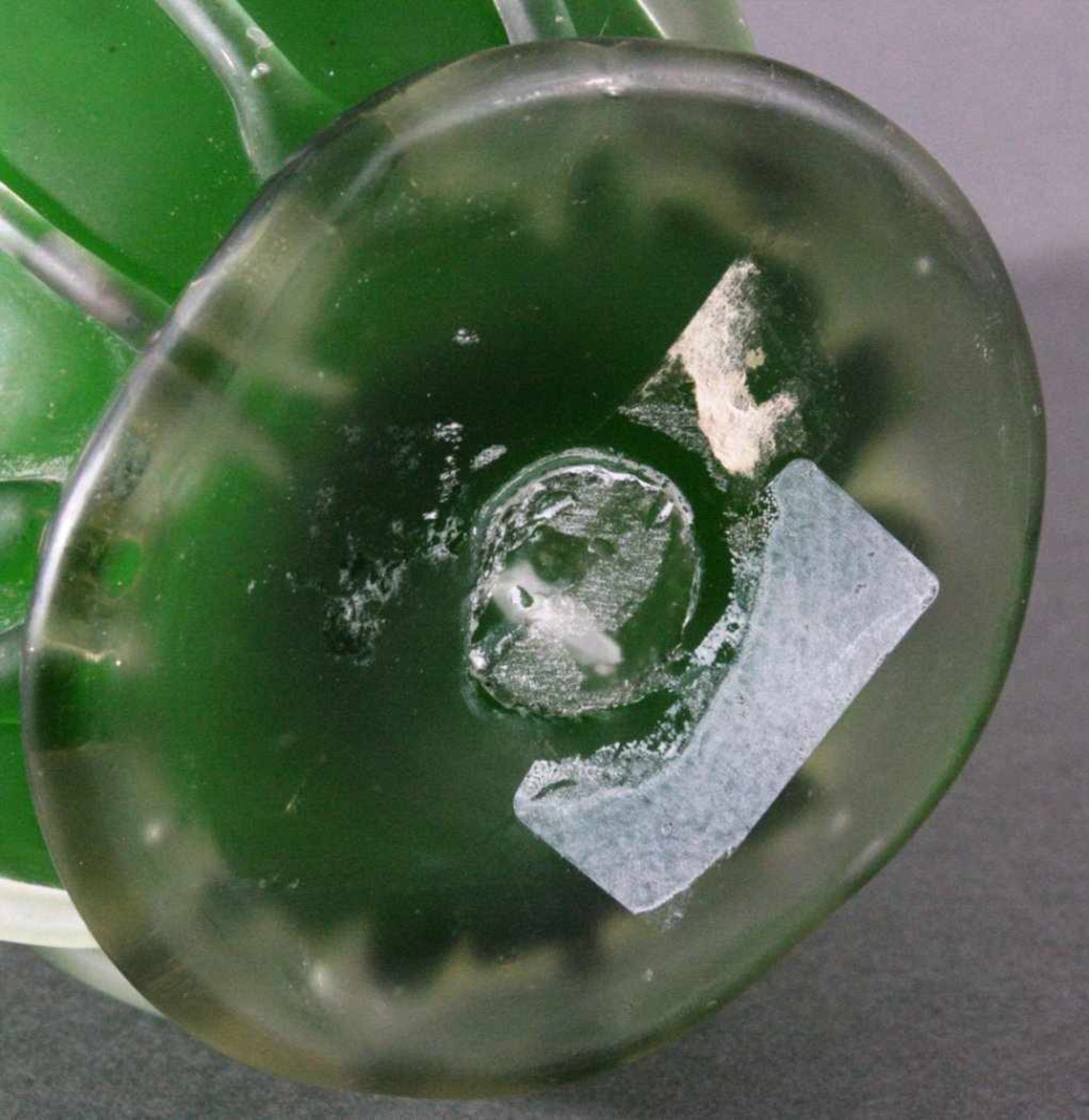 GlaskaraffeFarbloses dickwandiges mattiertes Glas, mit grünem Innenfangund aufgesetzte henkel und - Bild 3 aus 3