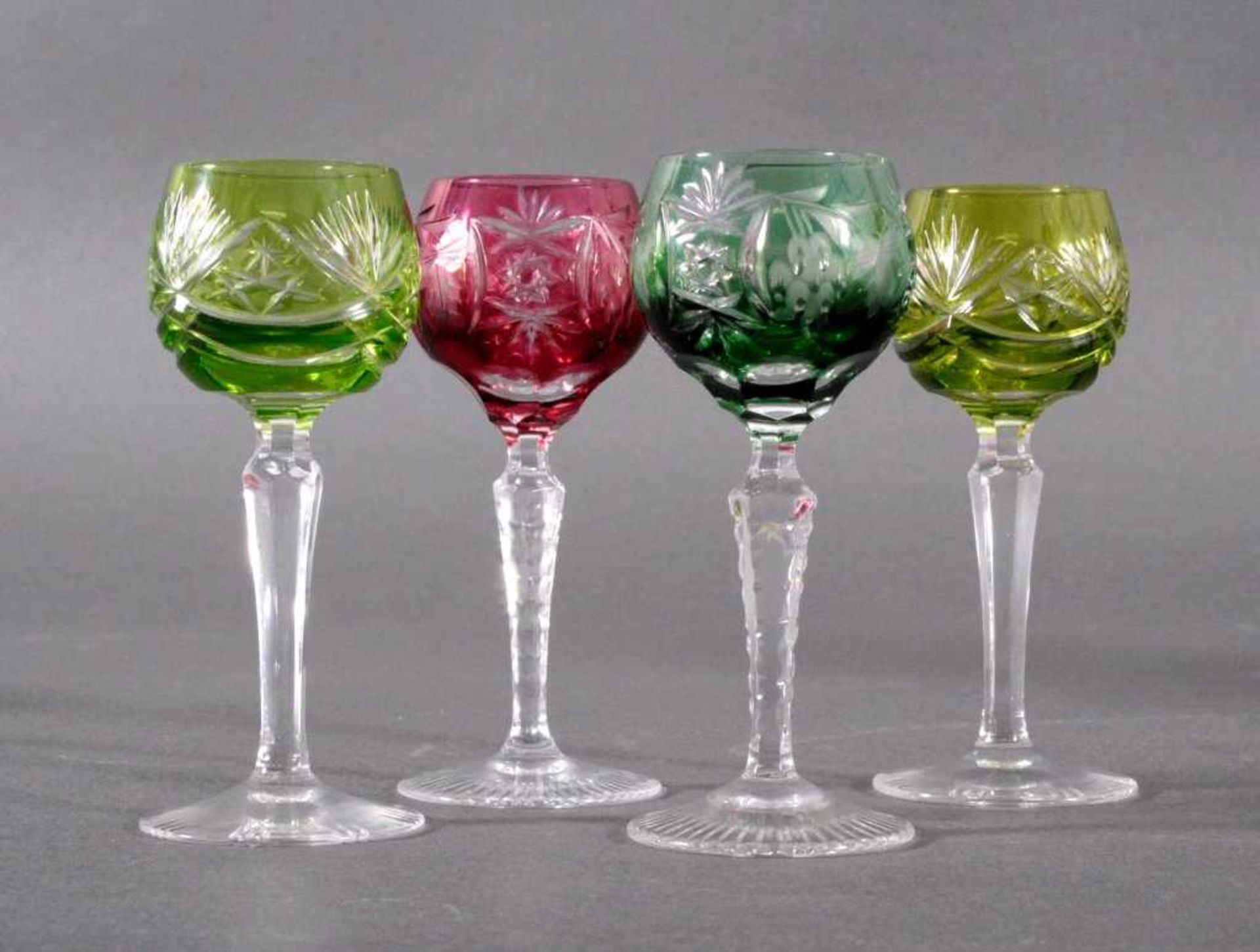 Glas Konvolut, 13-teilig1 Vase WMF, Klarglas, in verschiedenen Rottönen,Gebrauchsspuren auf der - Bild 2 aus 4
